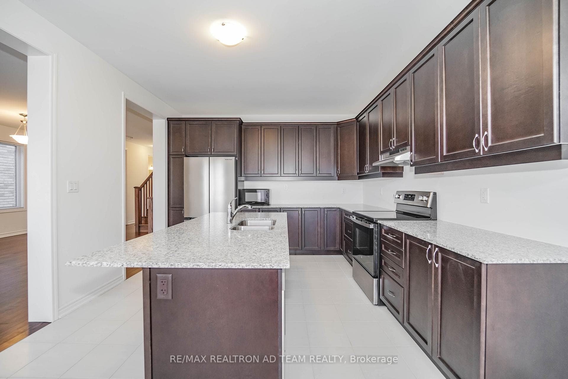 2882 Foxden Square photo 8