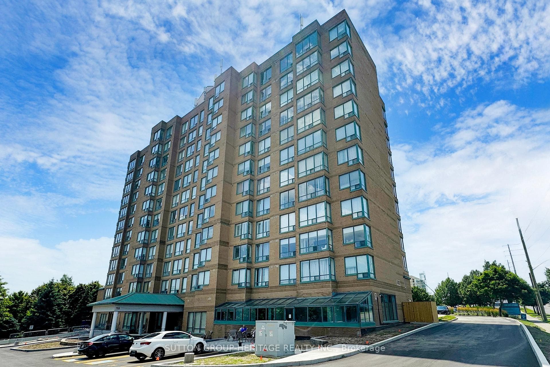 711 Rossland Road Unit 904 photo 1