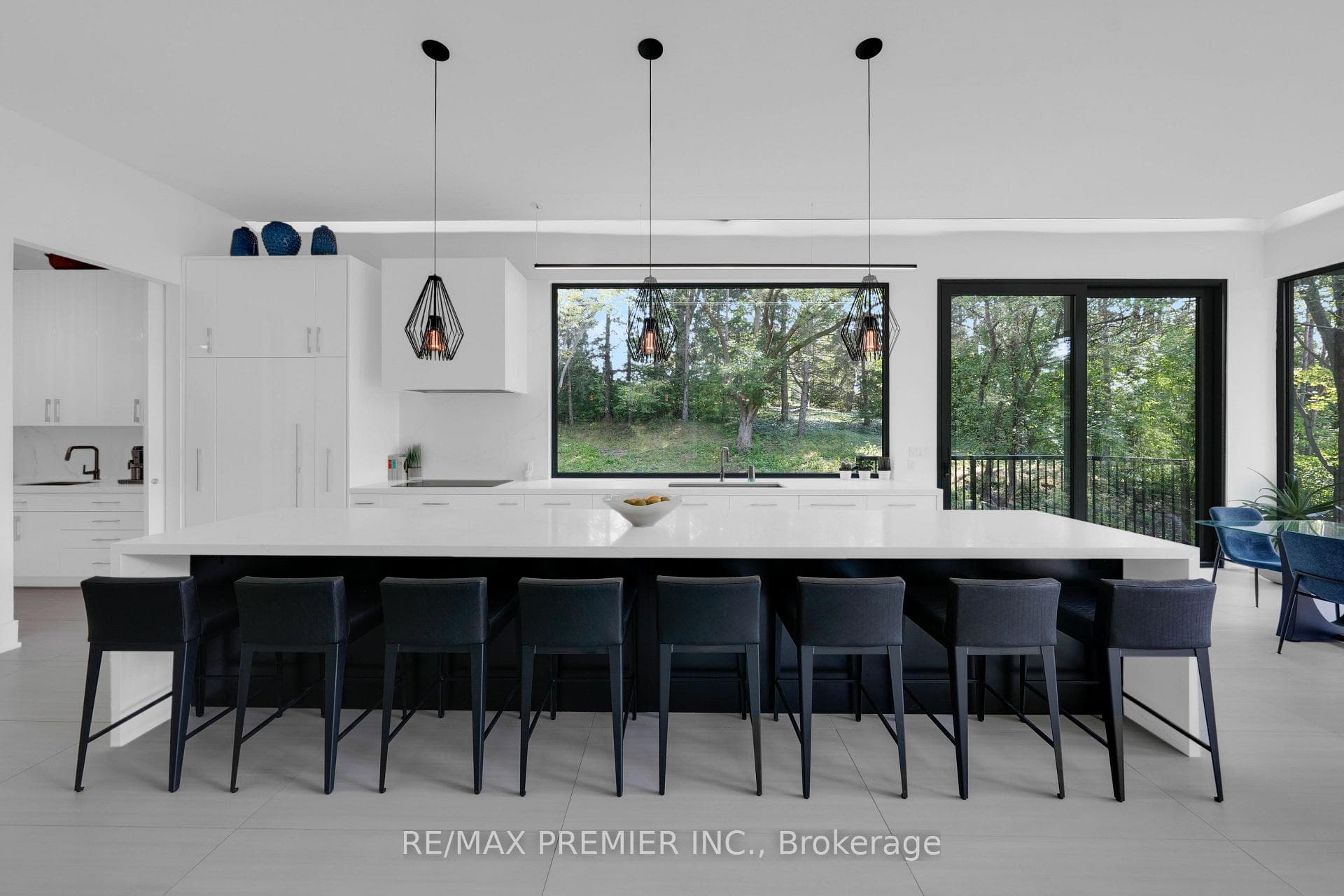 350 Kingscross Drive photo 12