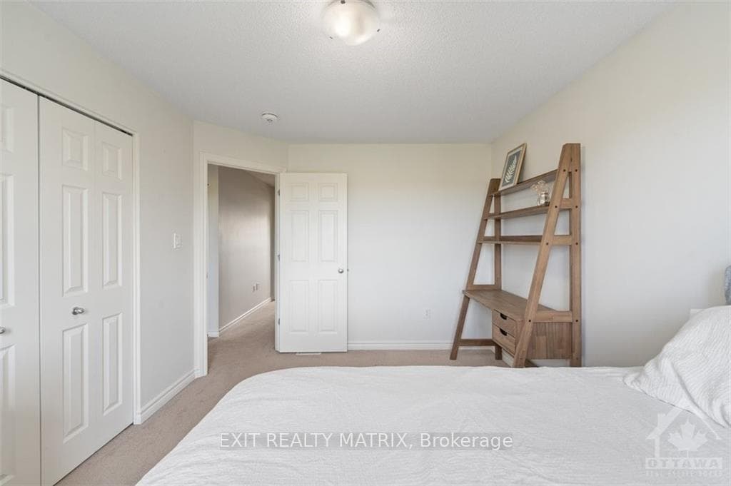 128 ABBEY Crescent photo 21