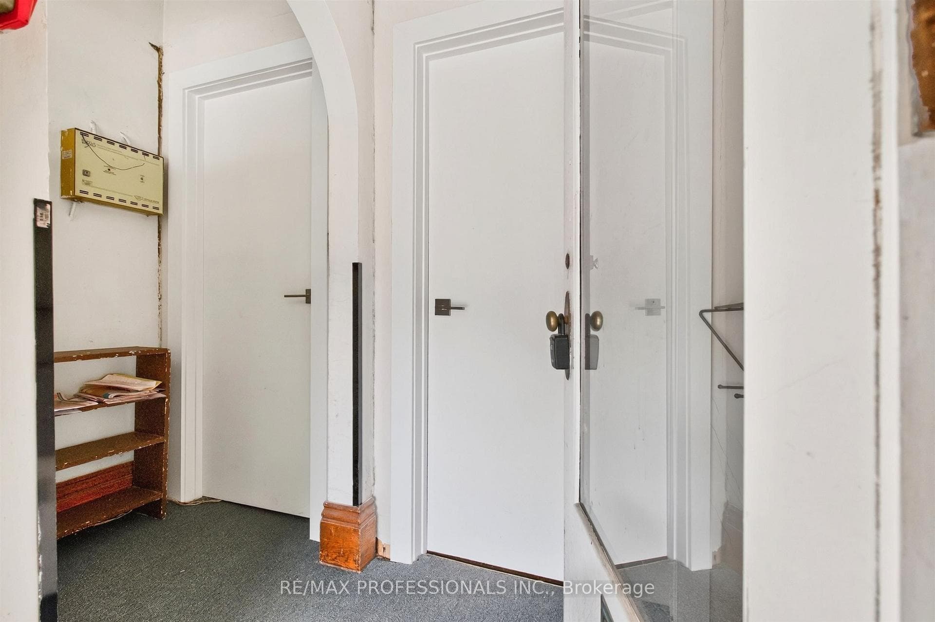 182 Geoffrey Street Front Hall