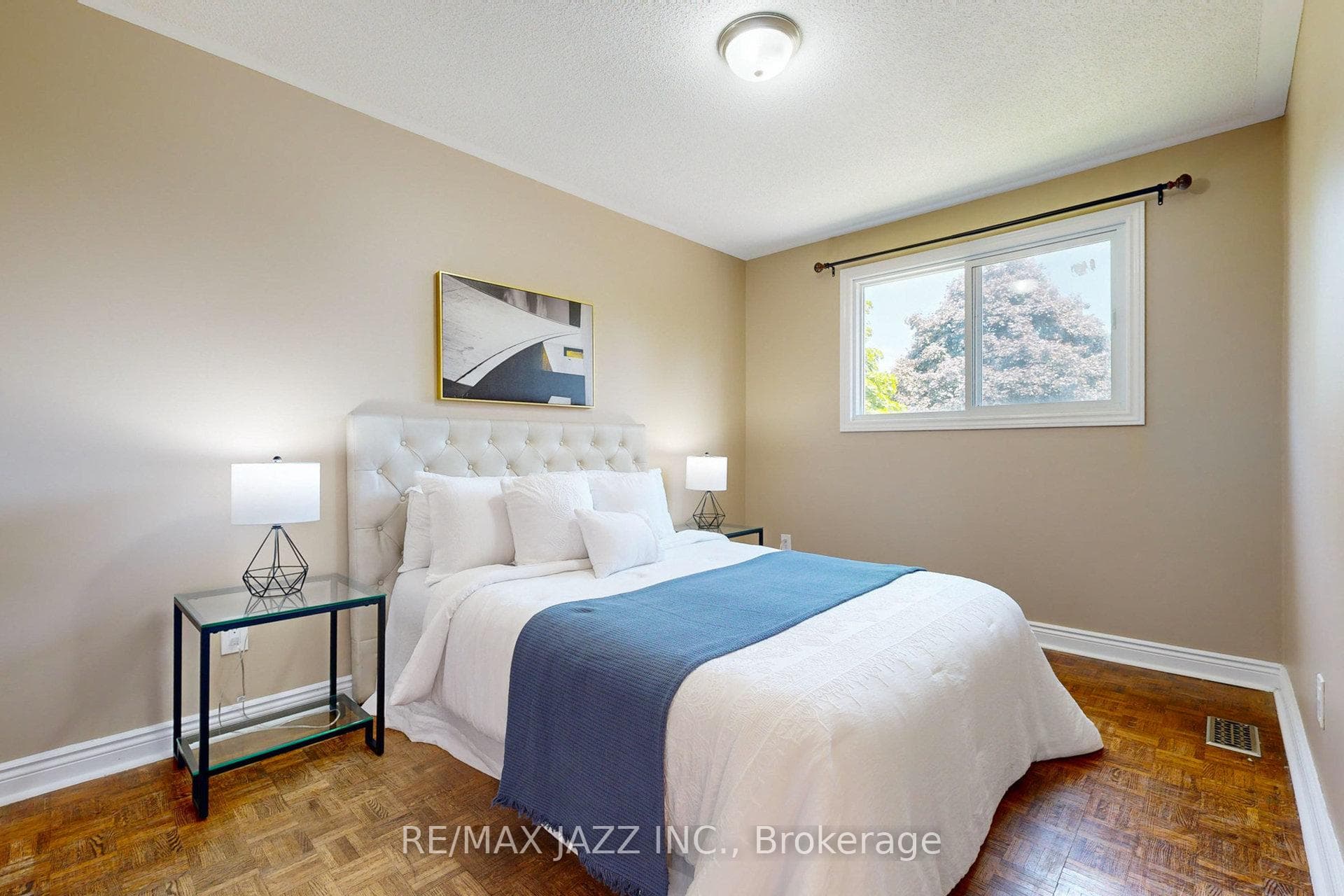 119 Lawrence Crescent photo 33