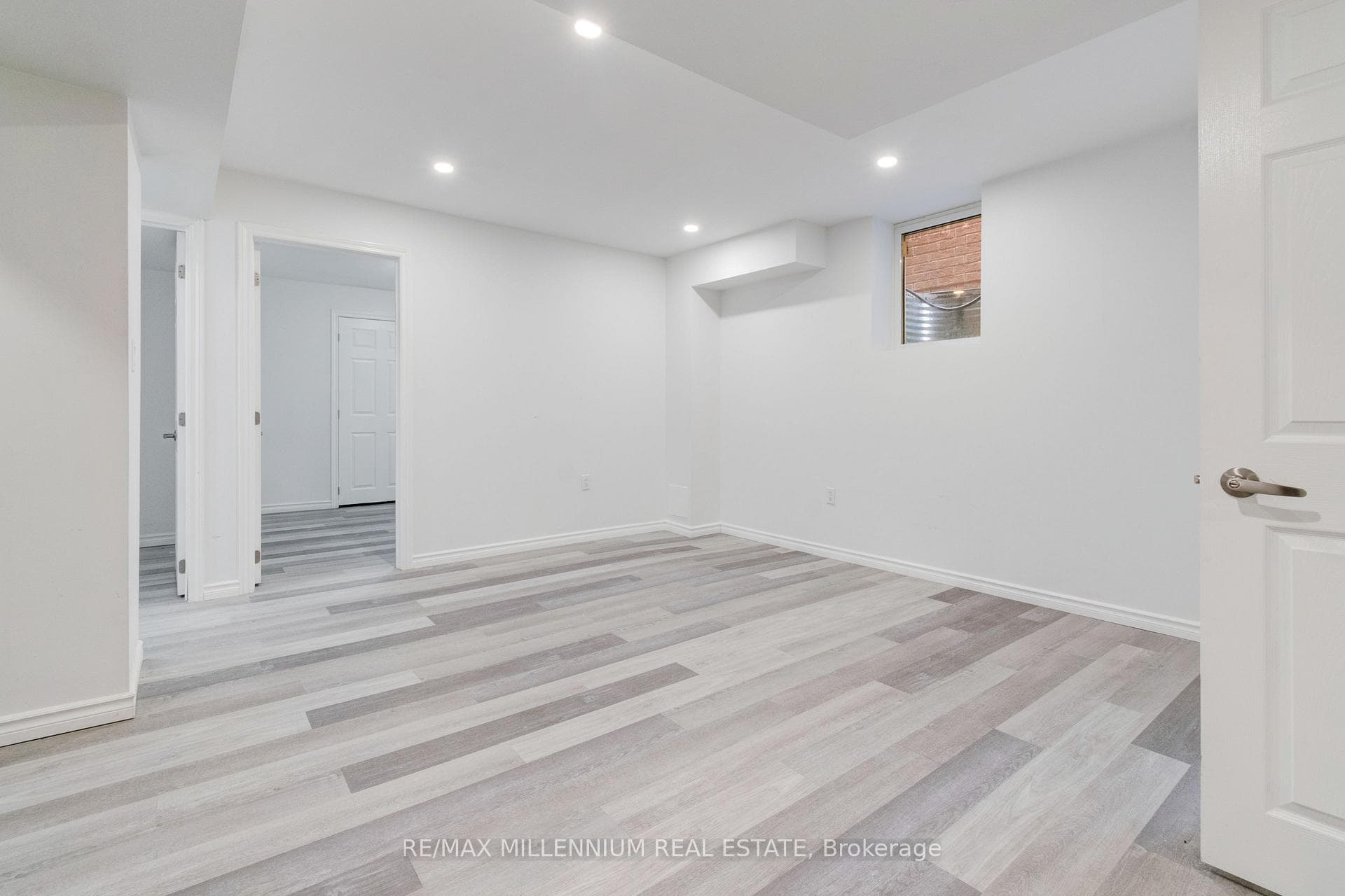 481 Bessborough Drive photo 11