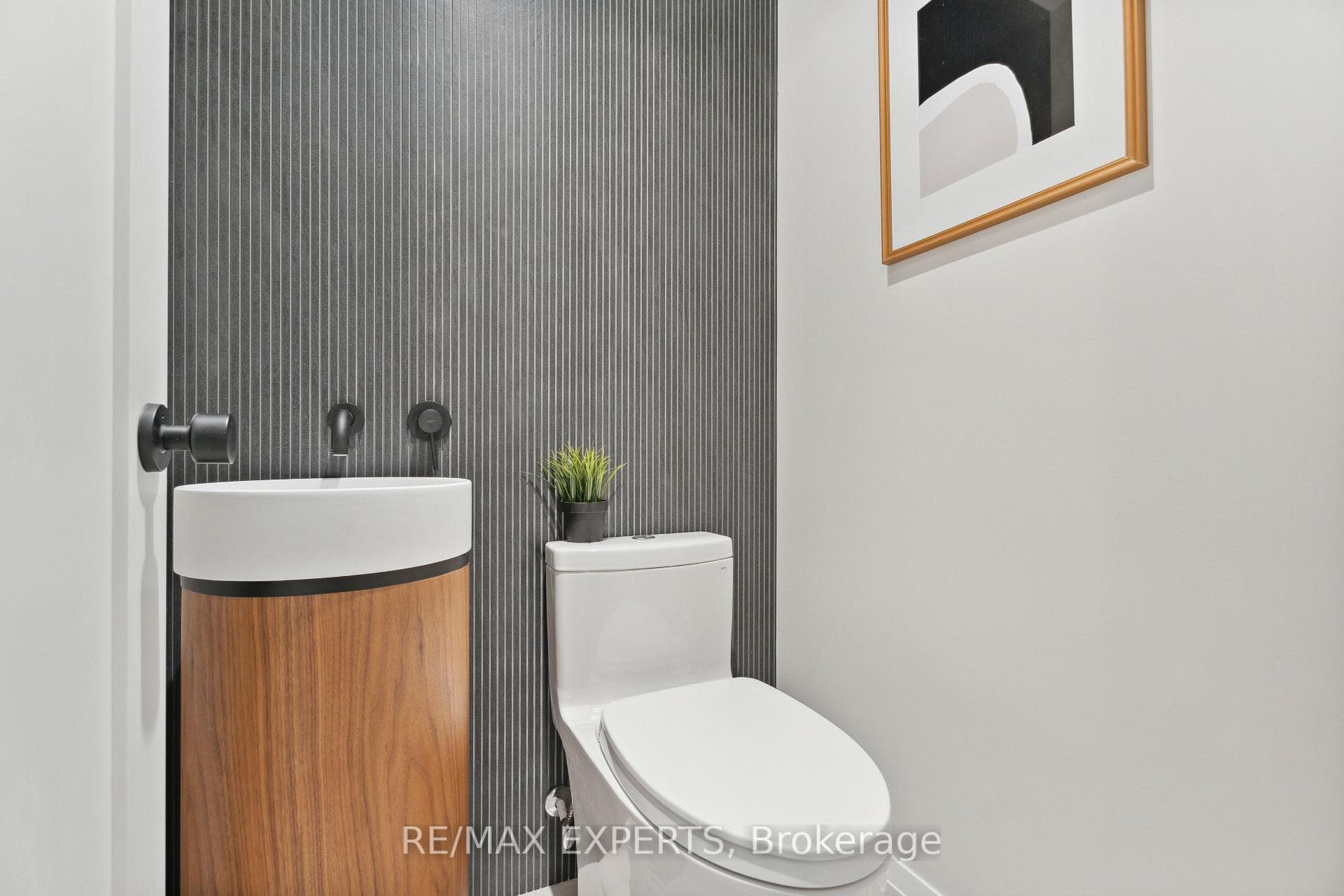 15133 Dufferin Street photo 18