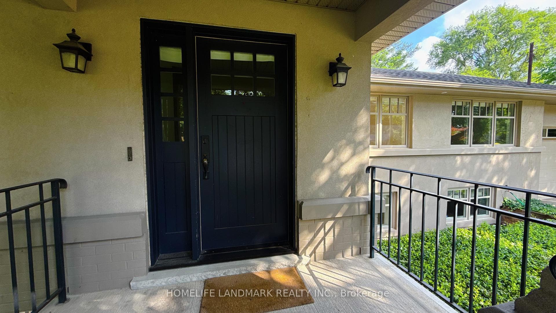 2062 GLENFOREST Crescent photo 3