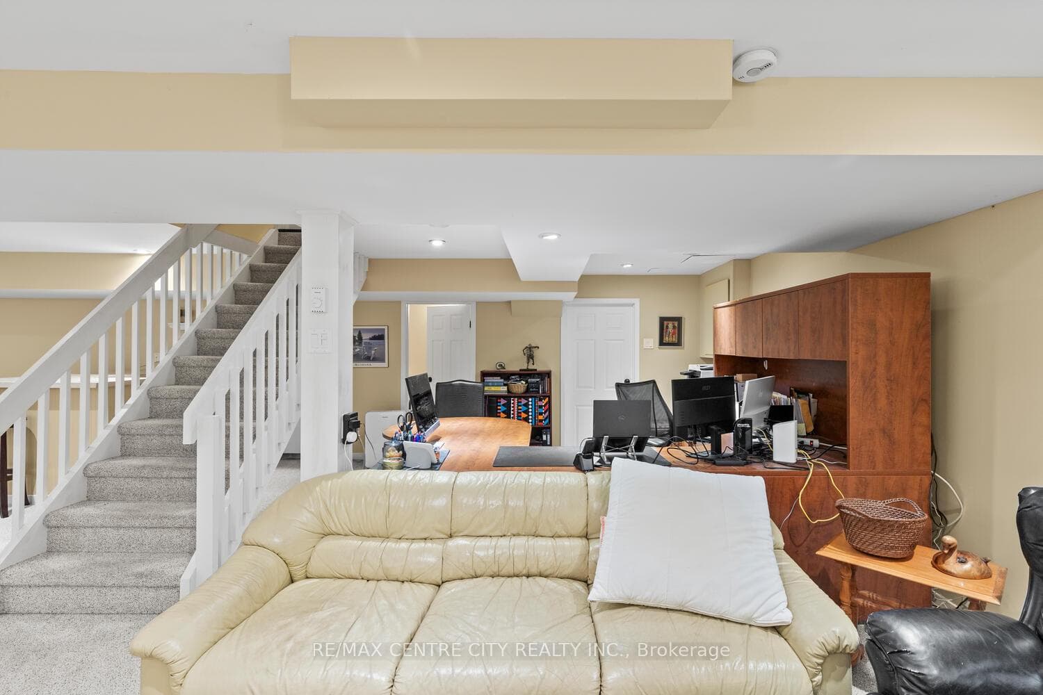 35 Pinegrove Crescent photo 35