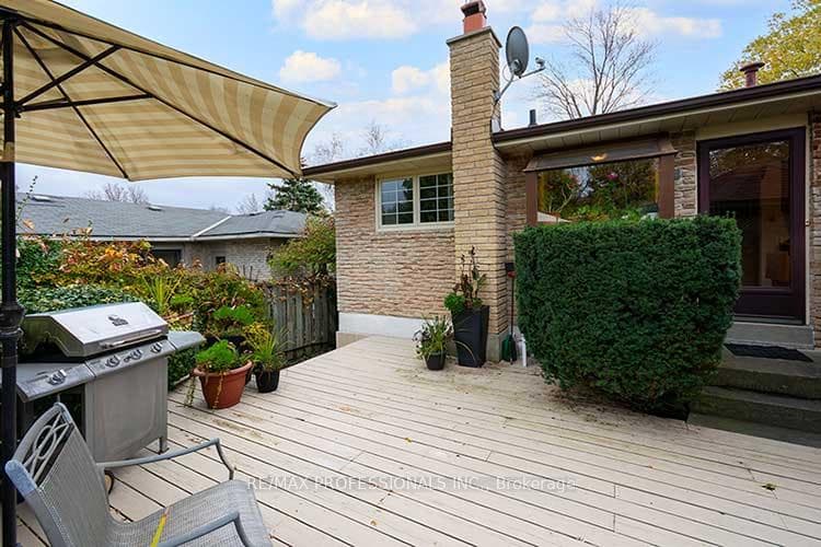 752 Dodsworth Crescent photo 32