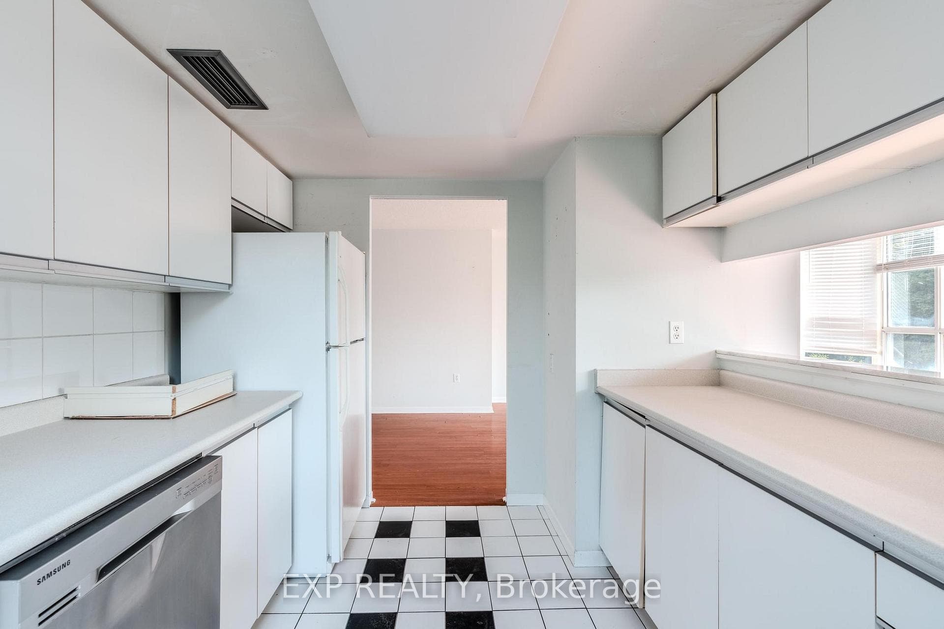 21 Overlea Boulevard Unit 303 photo 16