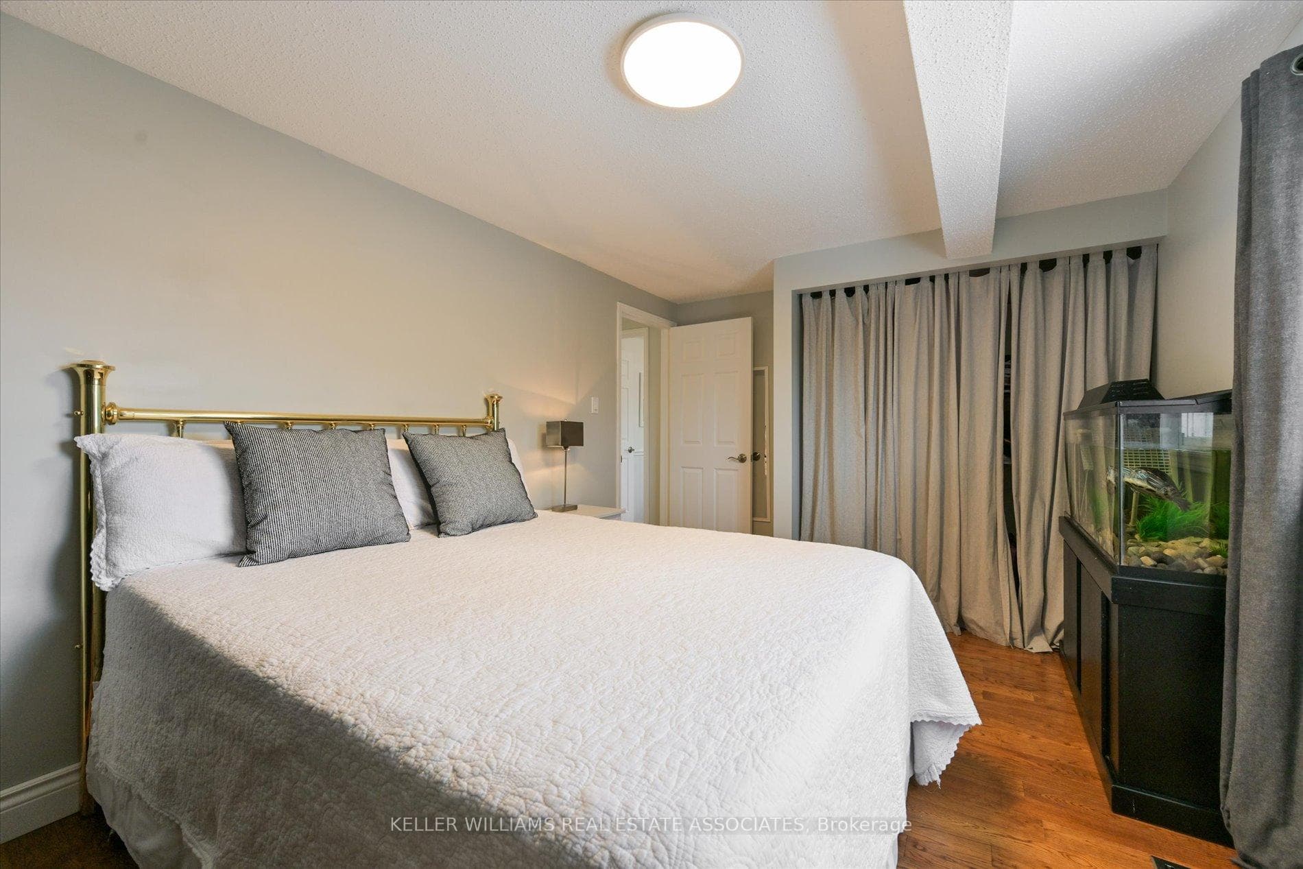 6942 Hickling Crescent photo 32
