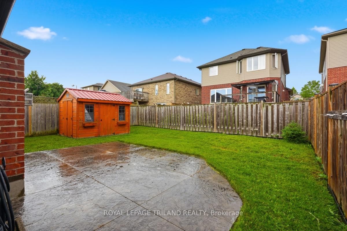 989 Roulston Crescent photo 34
