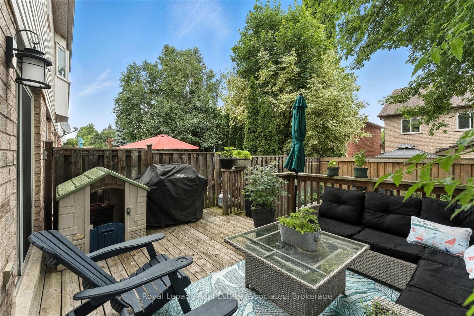151 Mowat Crescent photo 39