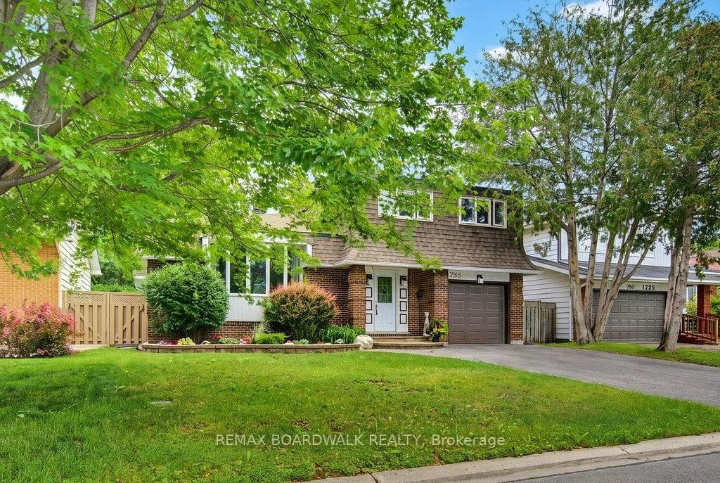 1703 Fieldstone Crescent photo 2