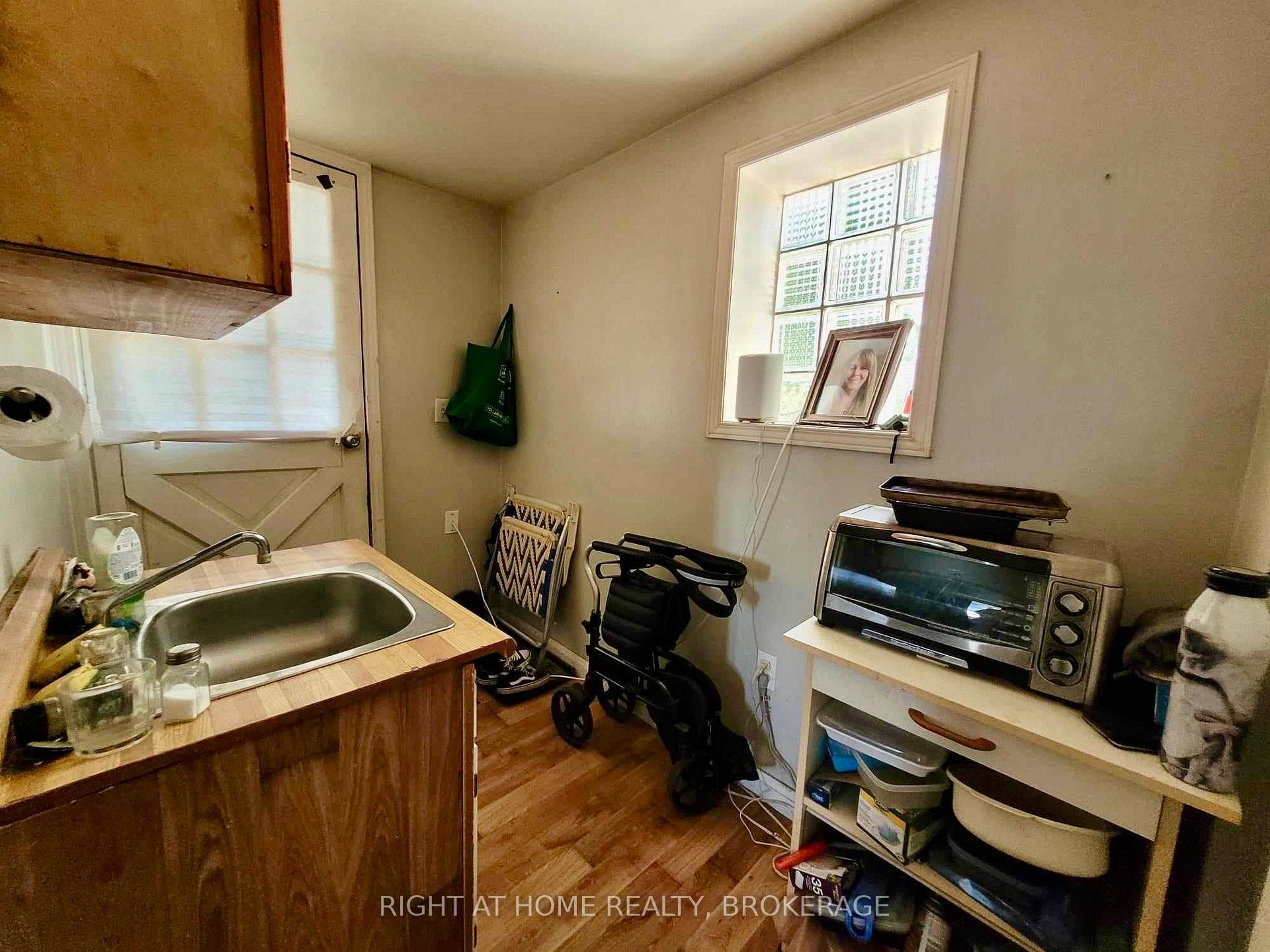 Bachelor unit kitchenette