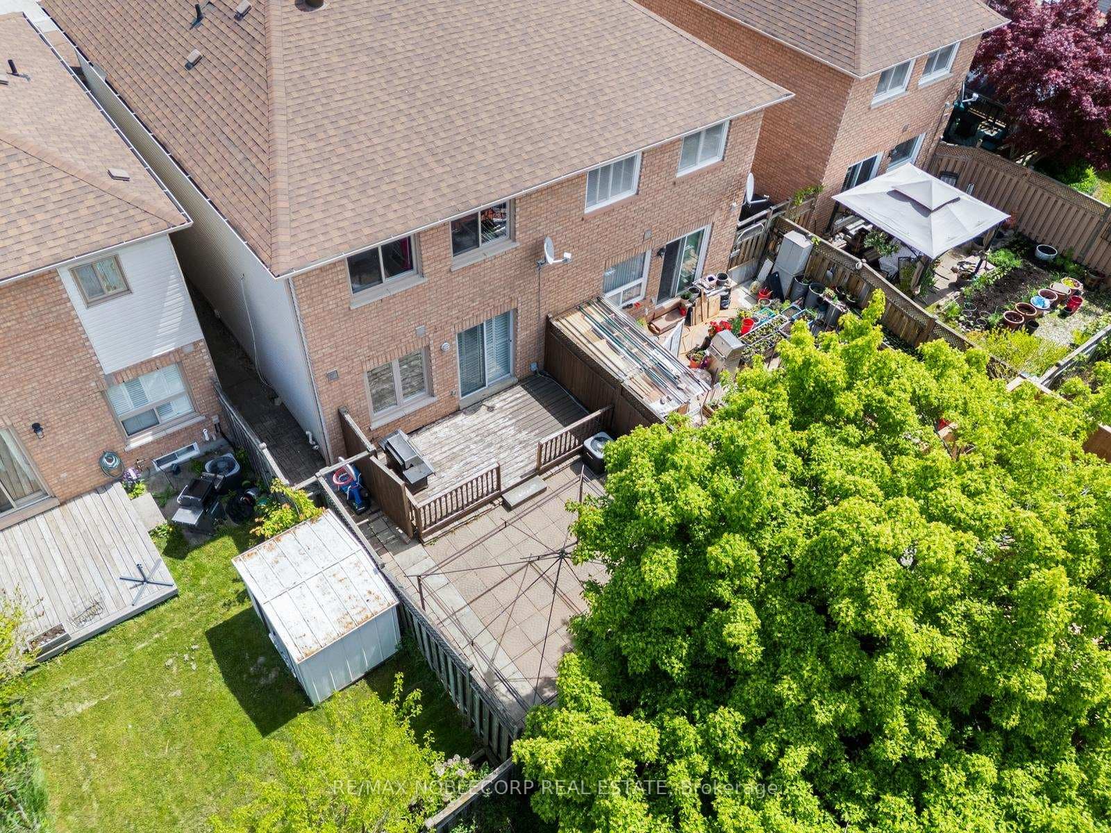 44 Hanton Crescent photo 32