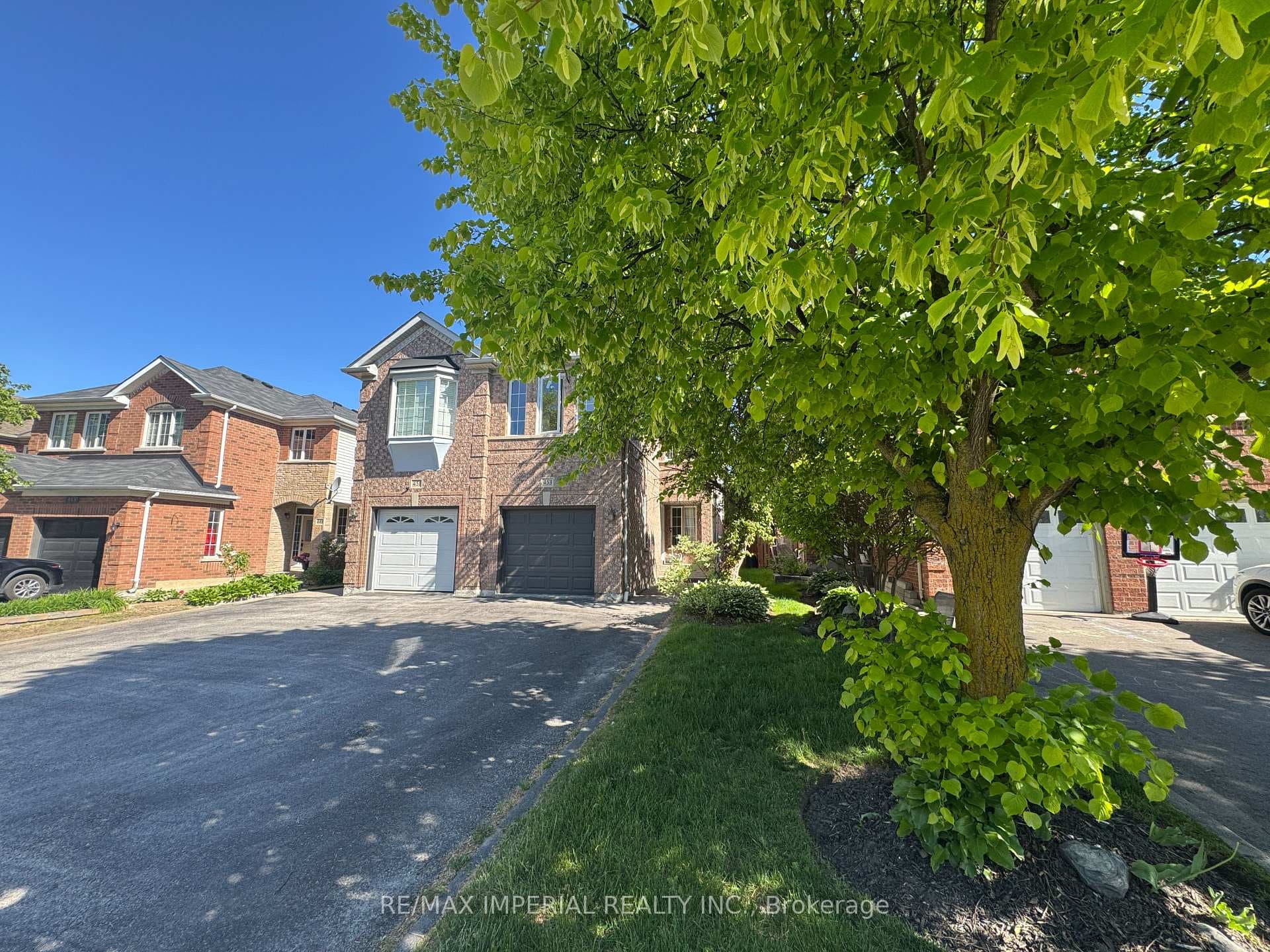 453 Heddle Crescent photo 2
