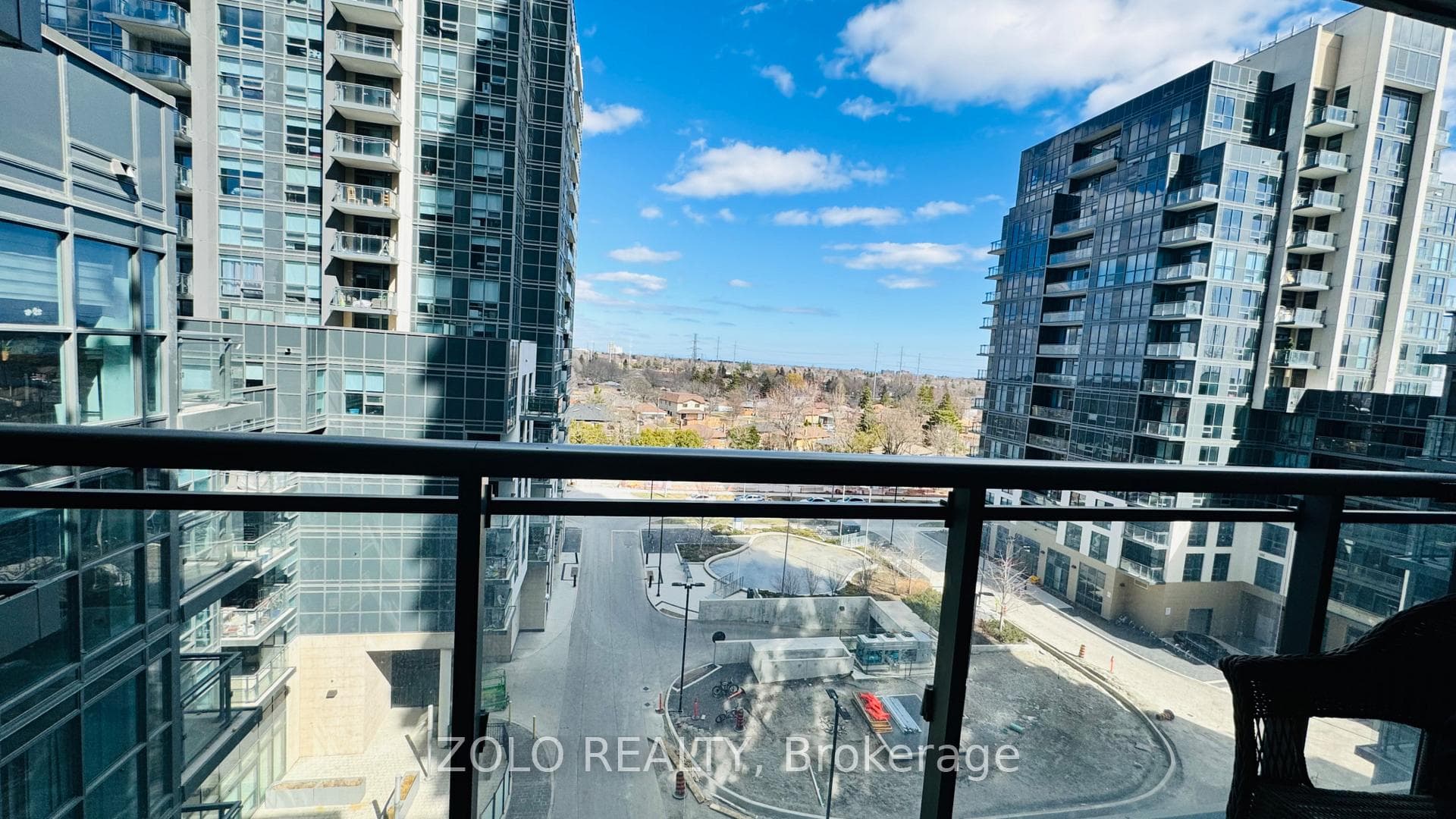 30 Meadowglen Place Unit 702 photo 1