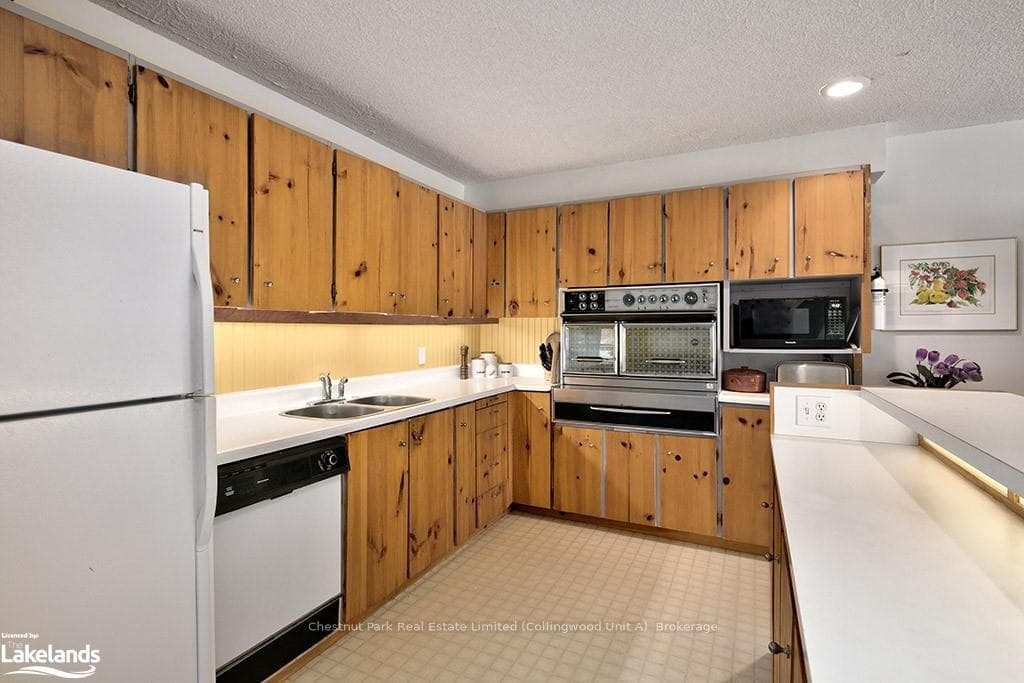 139 LAKESHORE Road Unit 13 photo 9