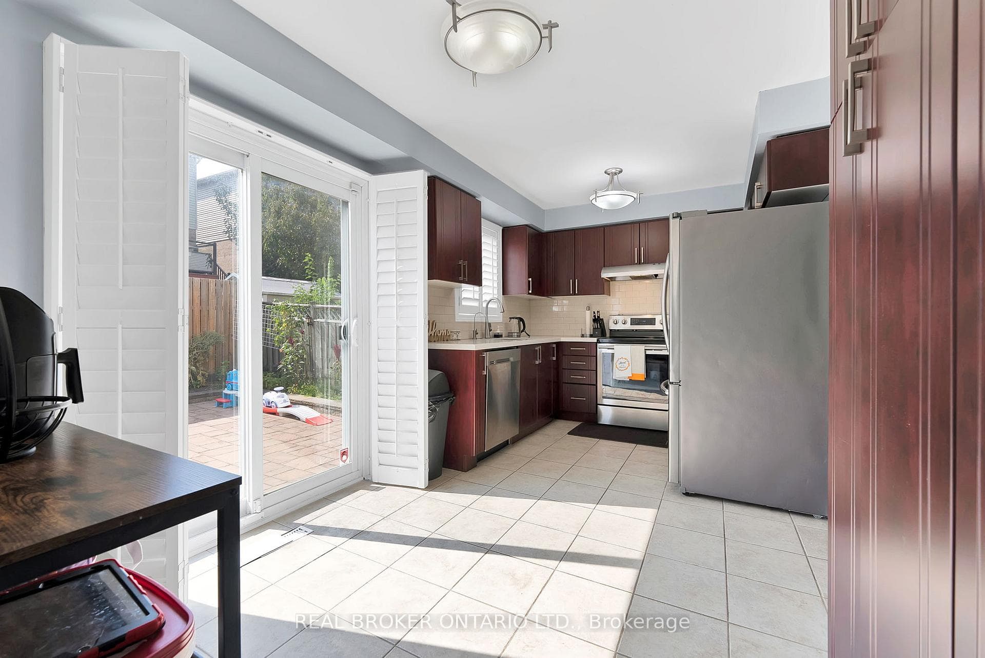 1674 Beaton Way photo 7