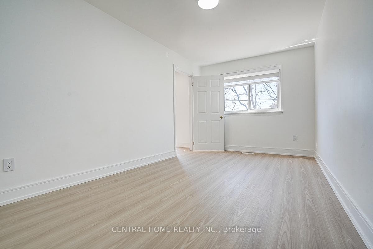 36 Sherwood Forest Drive Unit Lower photo 9