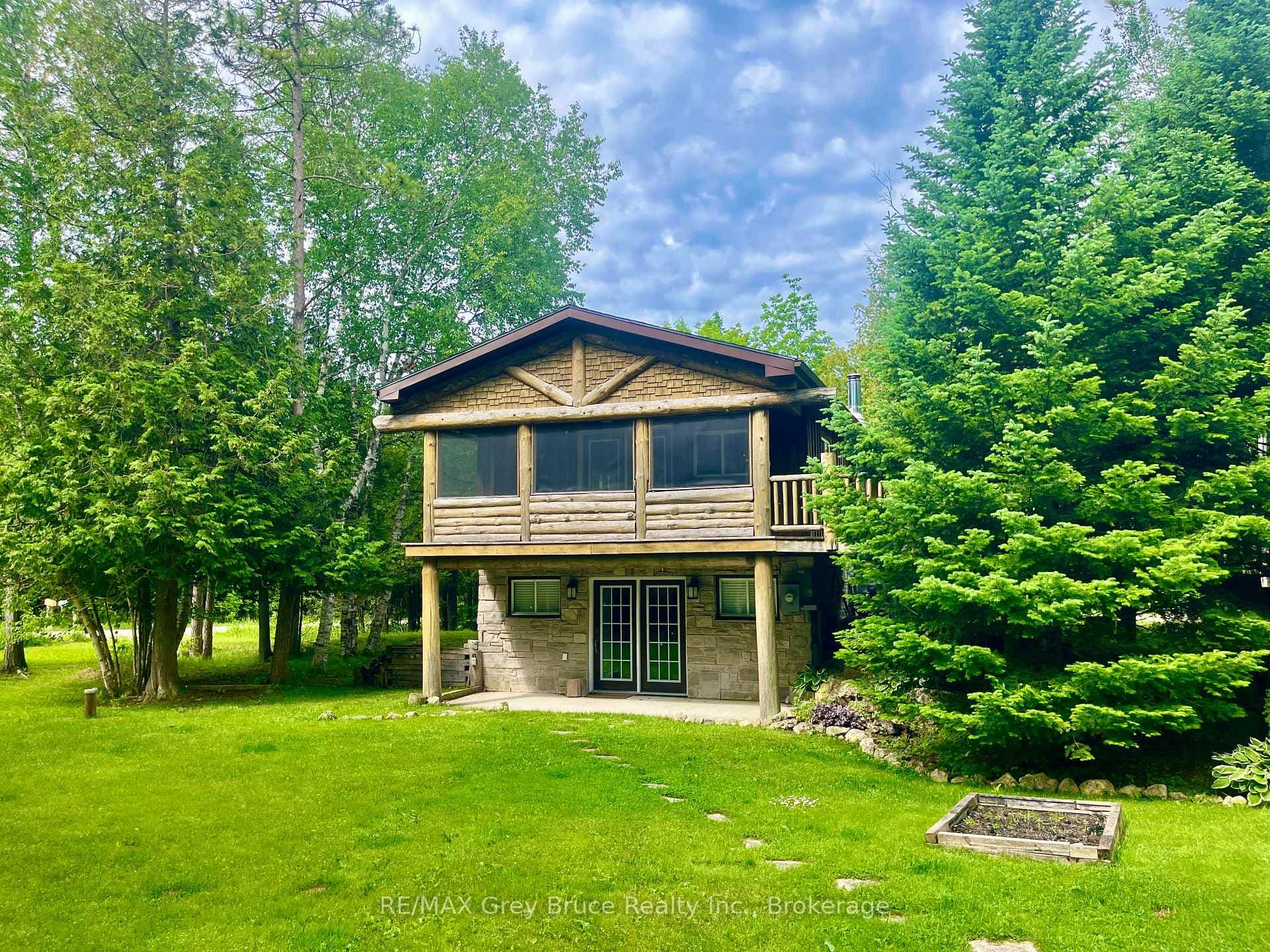 1535 15 Side Road photo 2