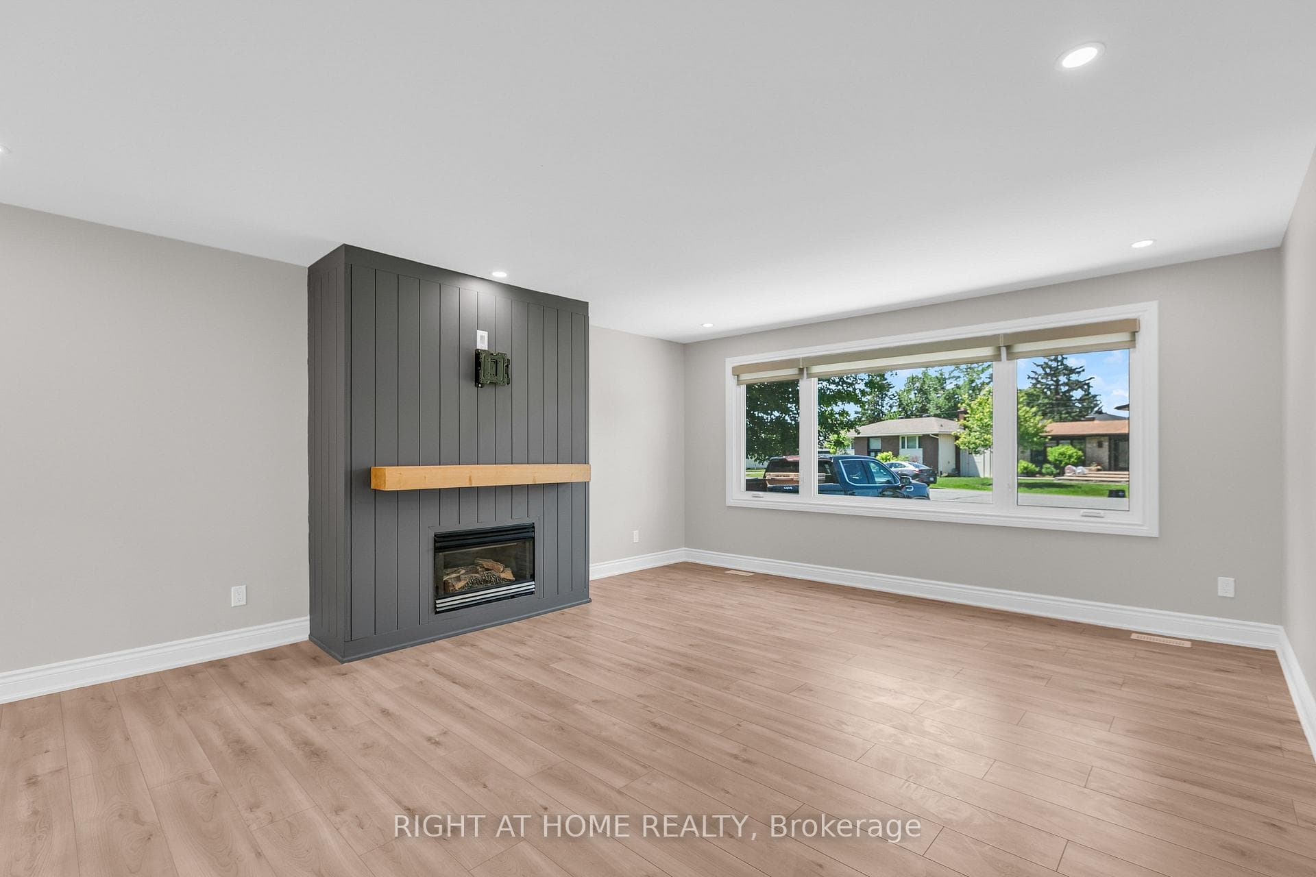 Living Room w Fireplace
