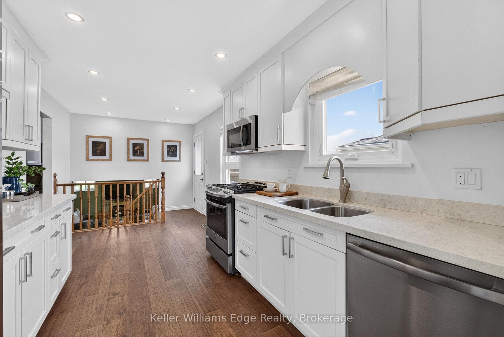 2471 Malcolm Crescent photo 6