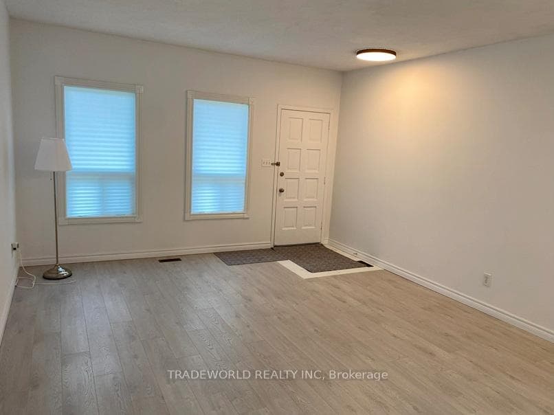 90 Petworth Crescent photo 3