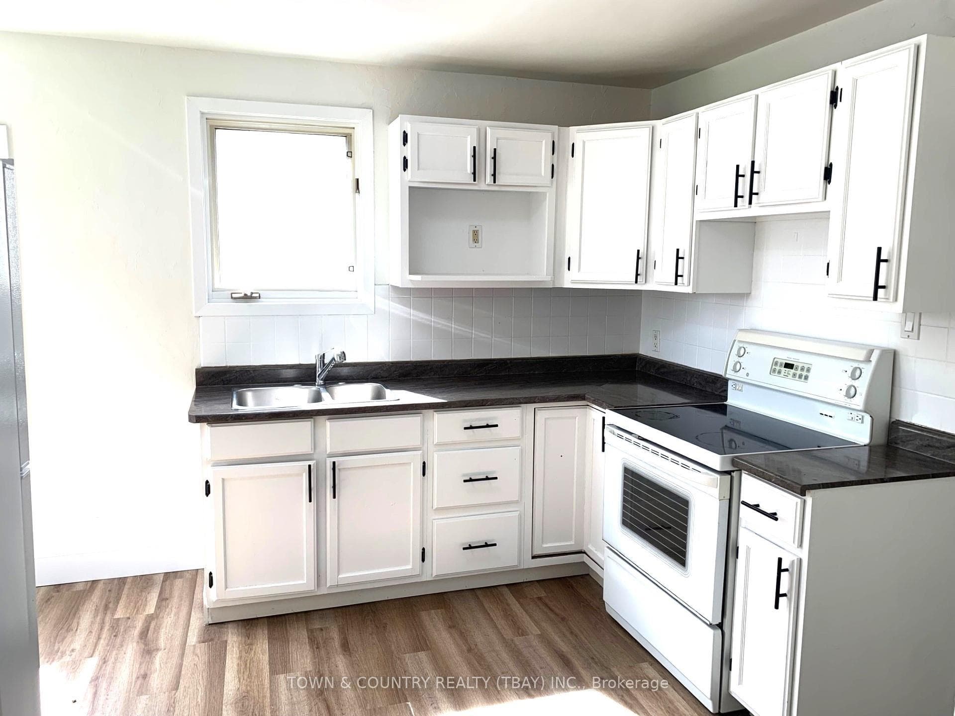 221 Miles St W. photo 5