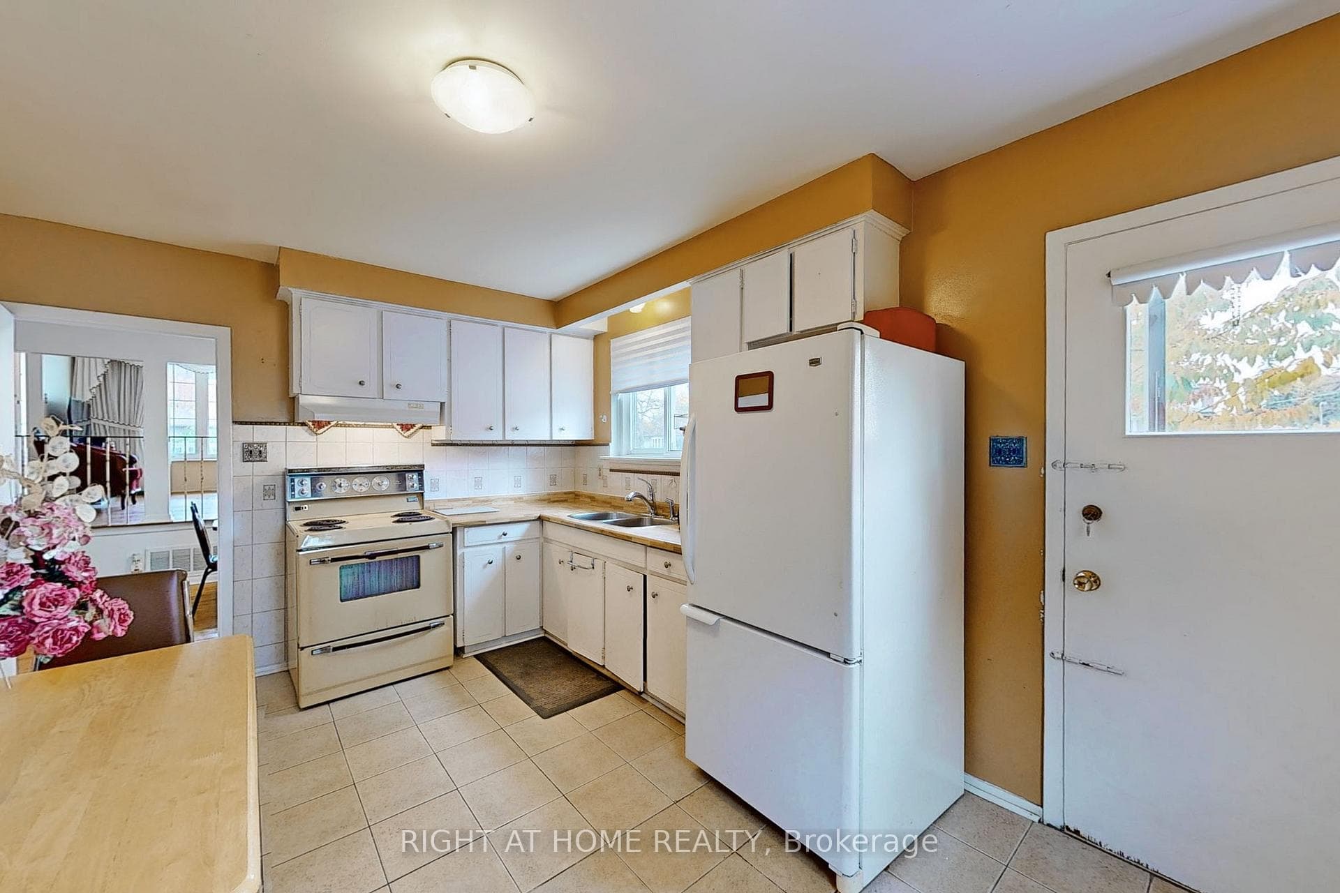 98 Dolly Varden Boulevard photo 13