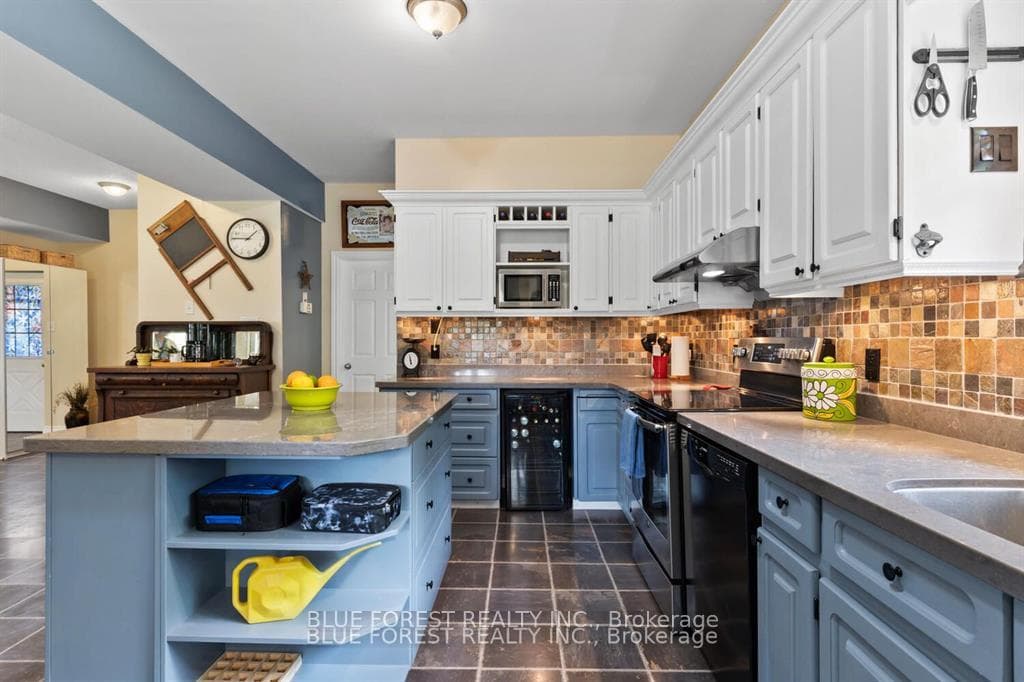 21948 Adelaide Street photo 6