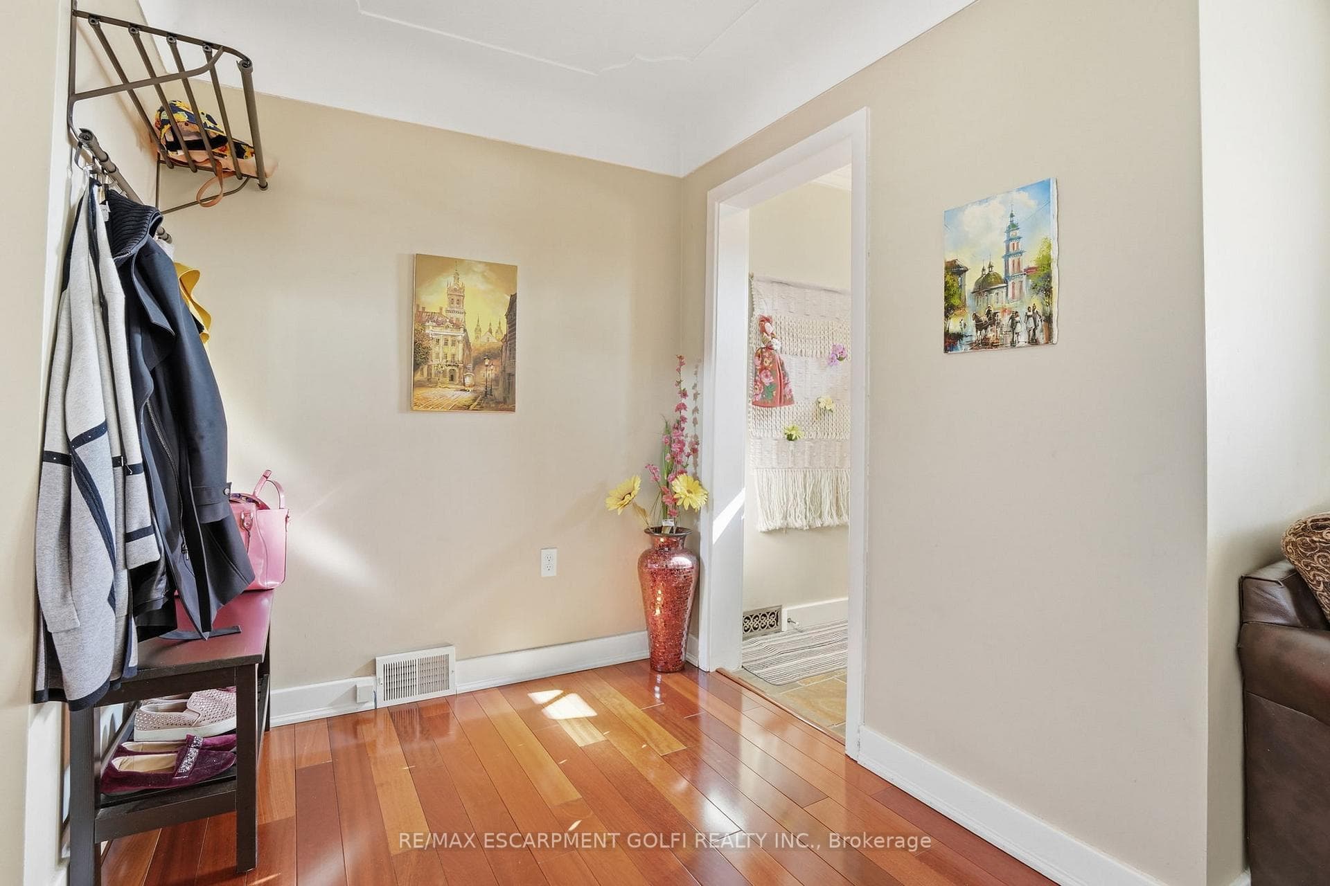 848 UPPER WELLINGTON Street photo 5