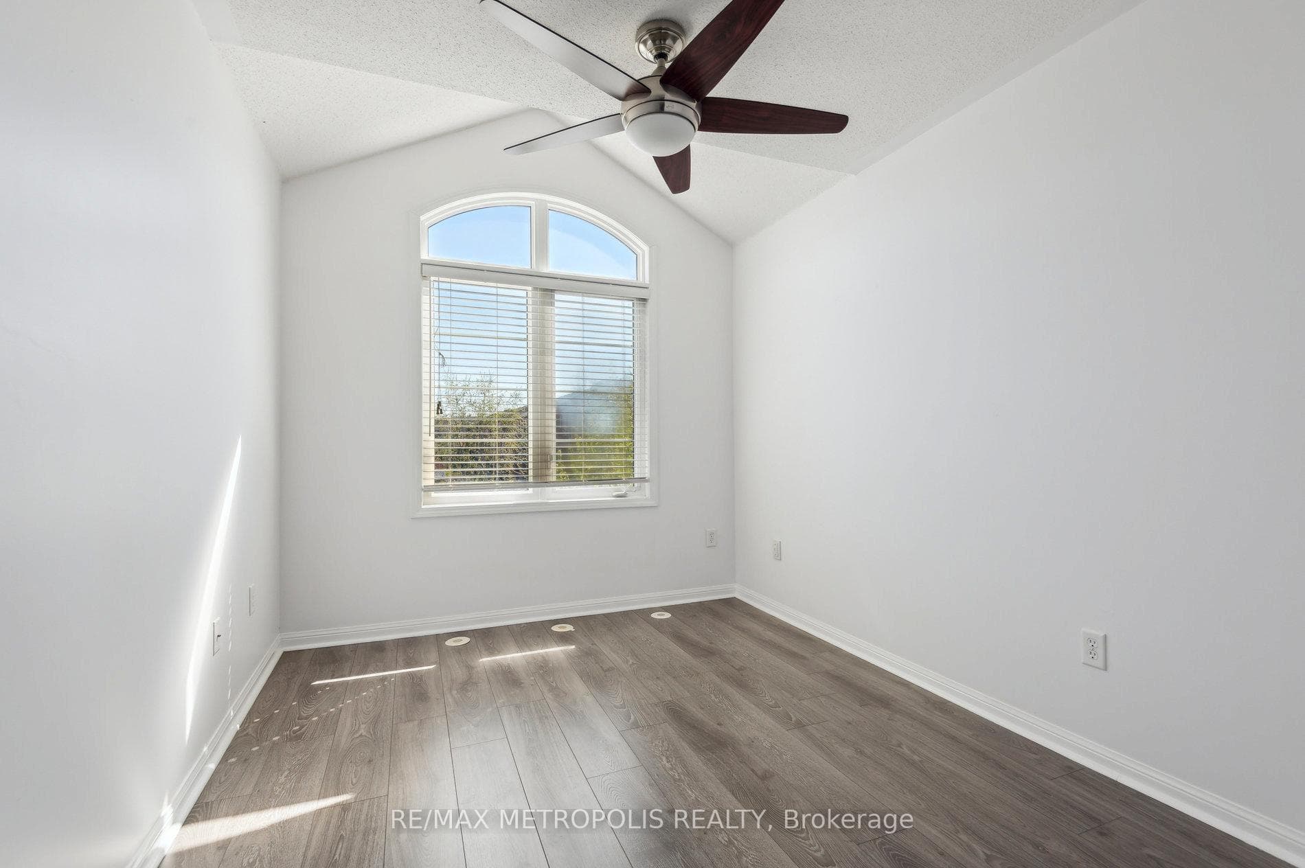 54 Howe Avenue photo 25
