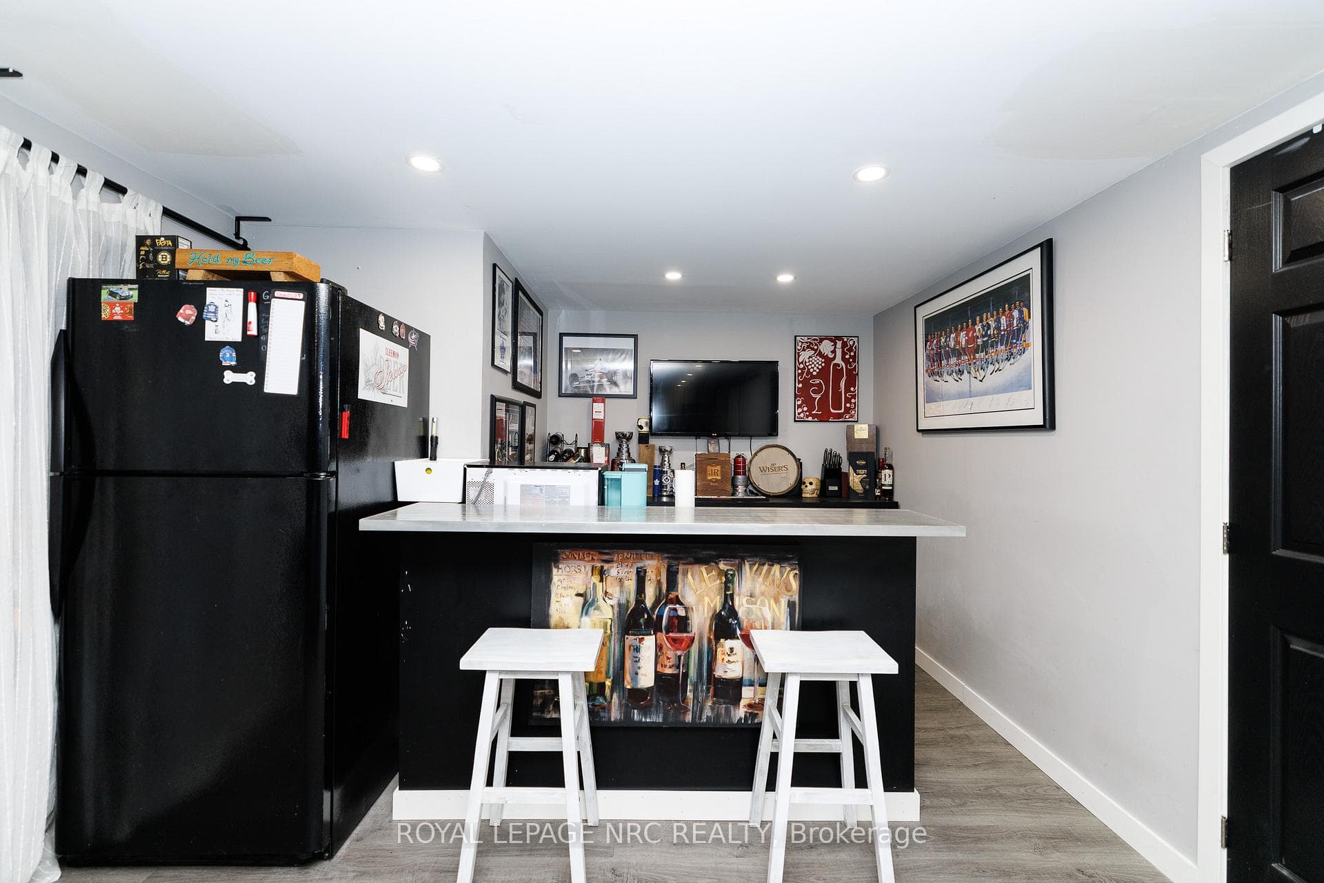 Dry bar for those social gatherings.
