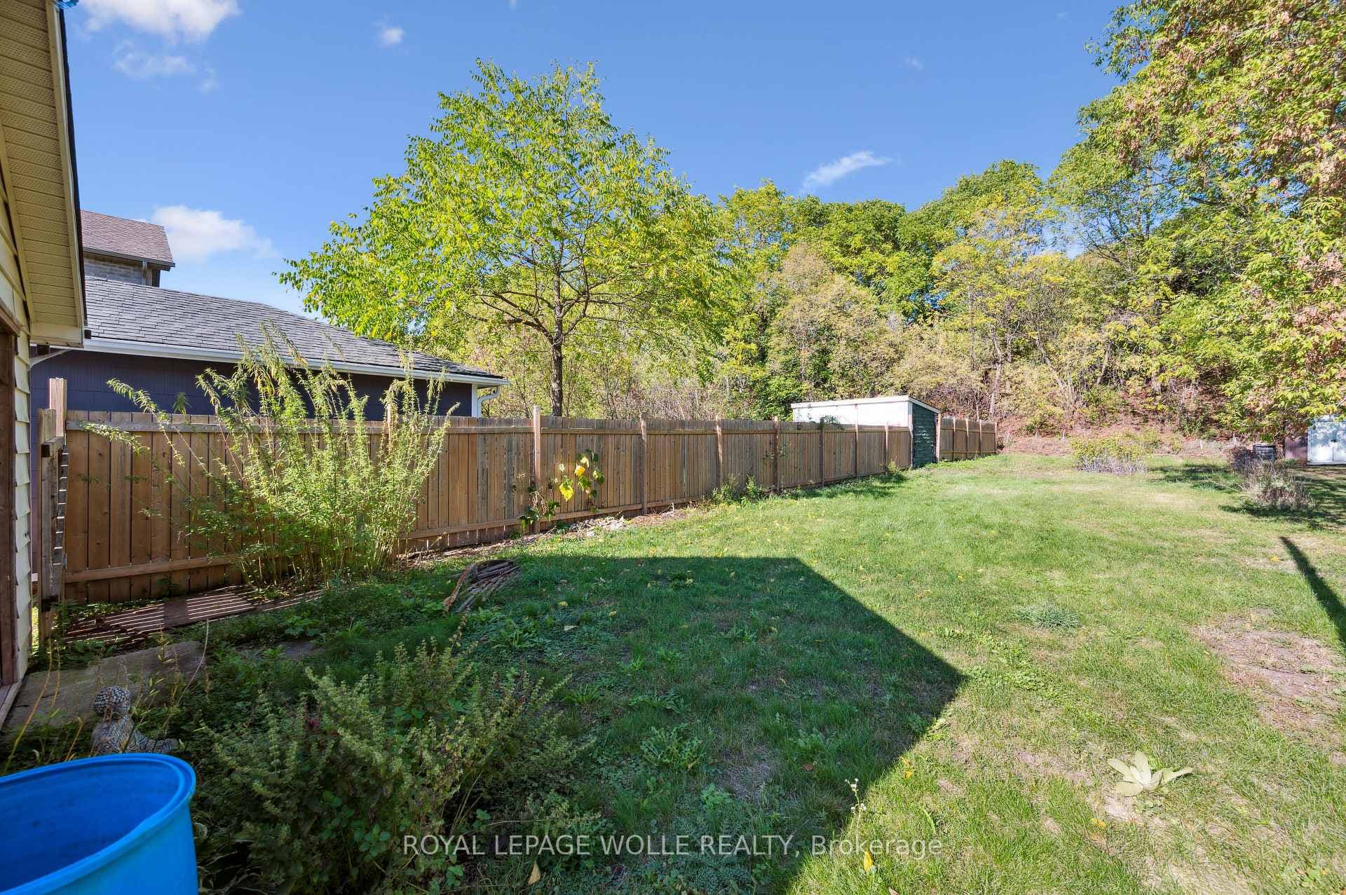 182 Elizabeth Street photo 24