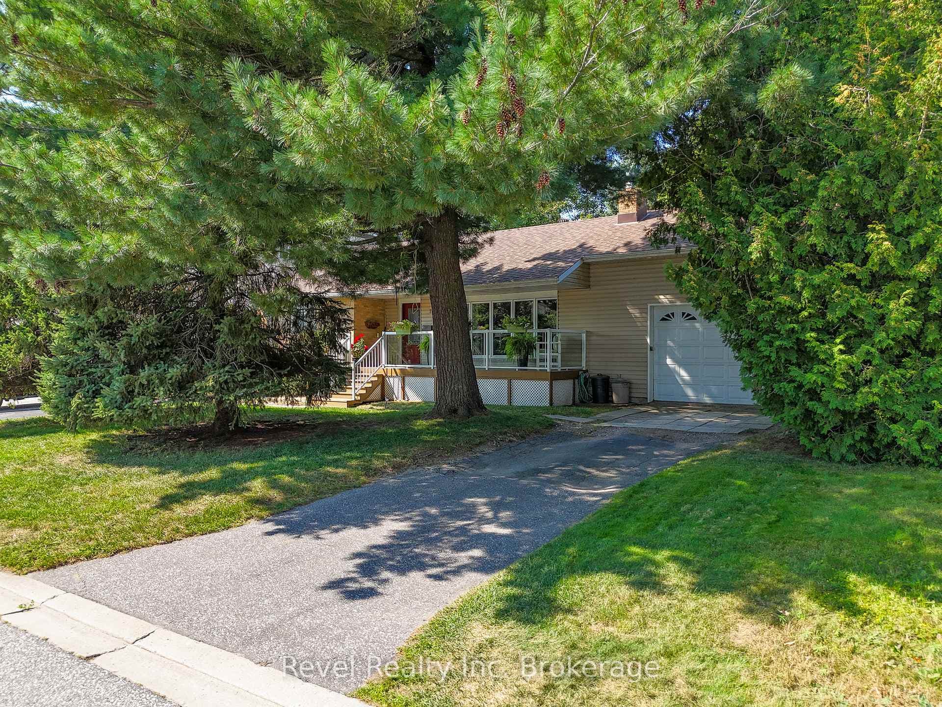 1061 Clarence Street photo 3