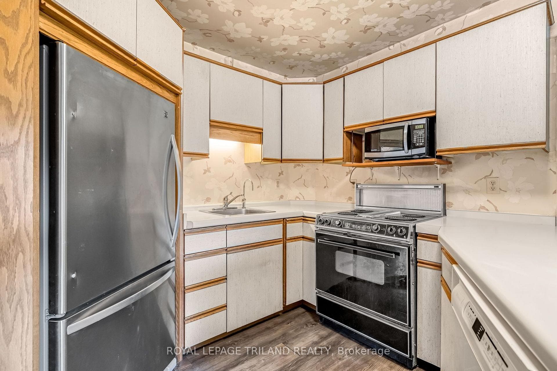 463 Riverside Drive photo 16