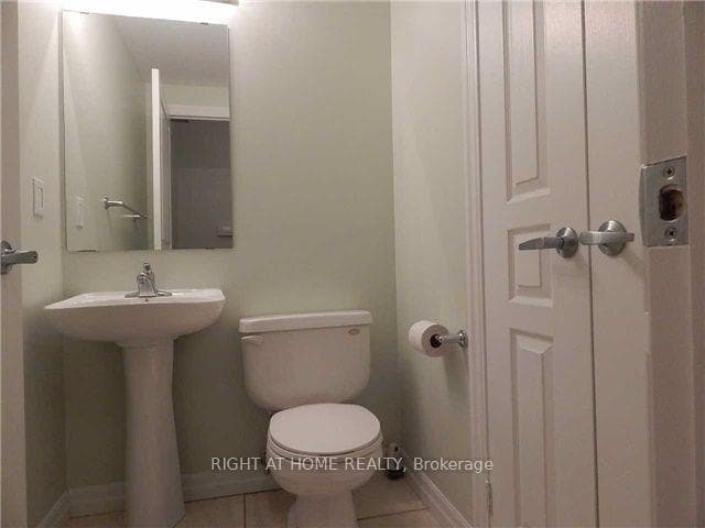 220 Burnhamthorpe Road Unit 1810 photo 6