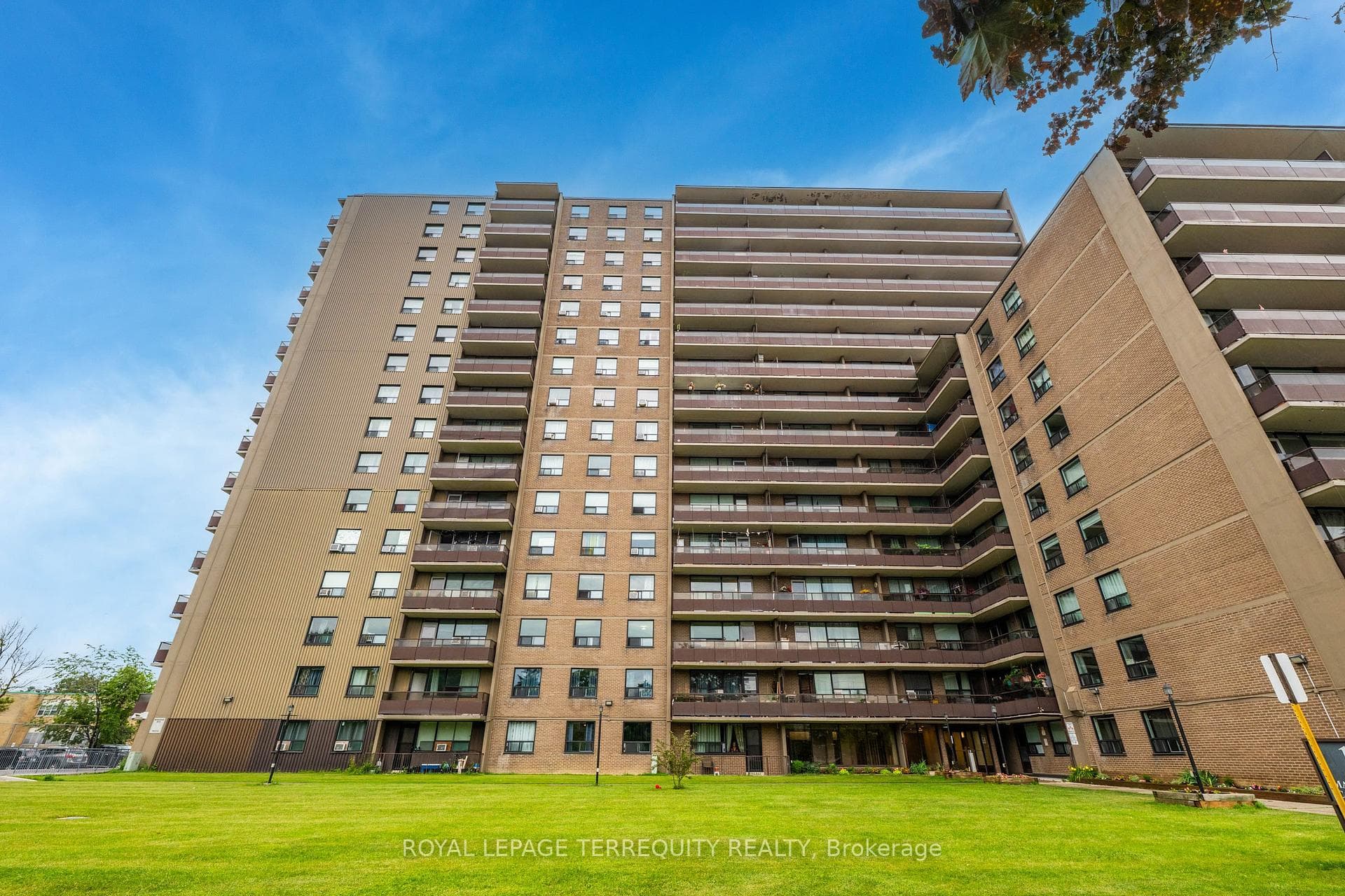 180 Markham Road Unit 816 photo 1