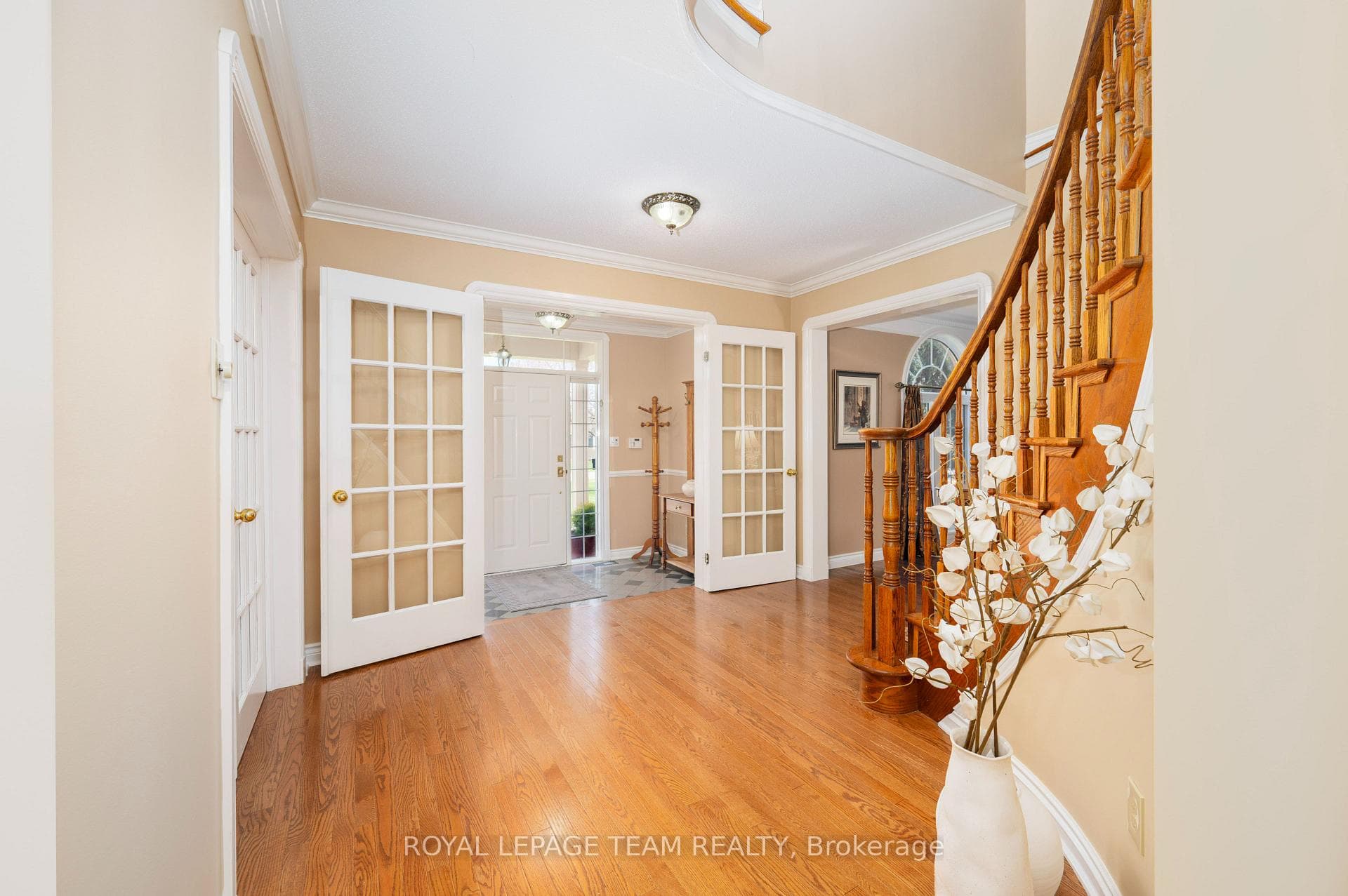 5530 Pettapiece Crescent photo 4