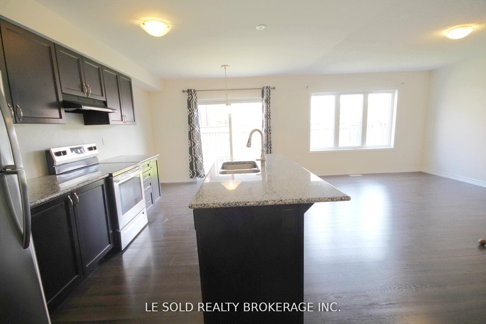 90 Hutt Crescent photo 4