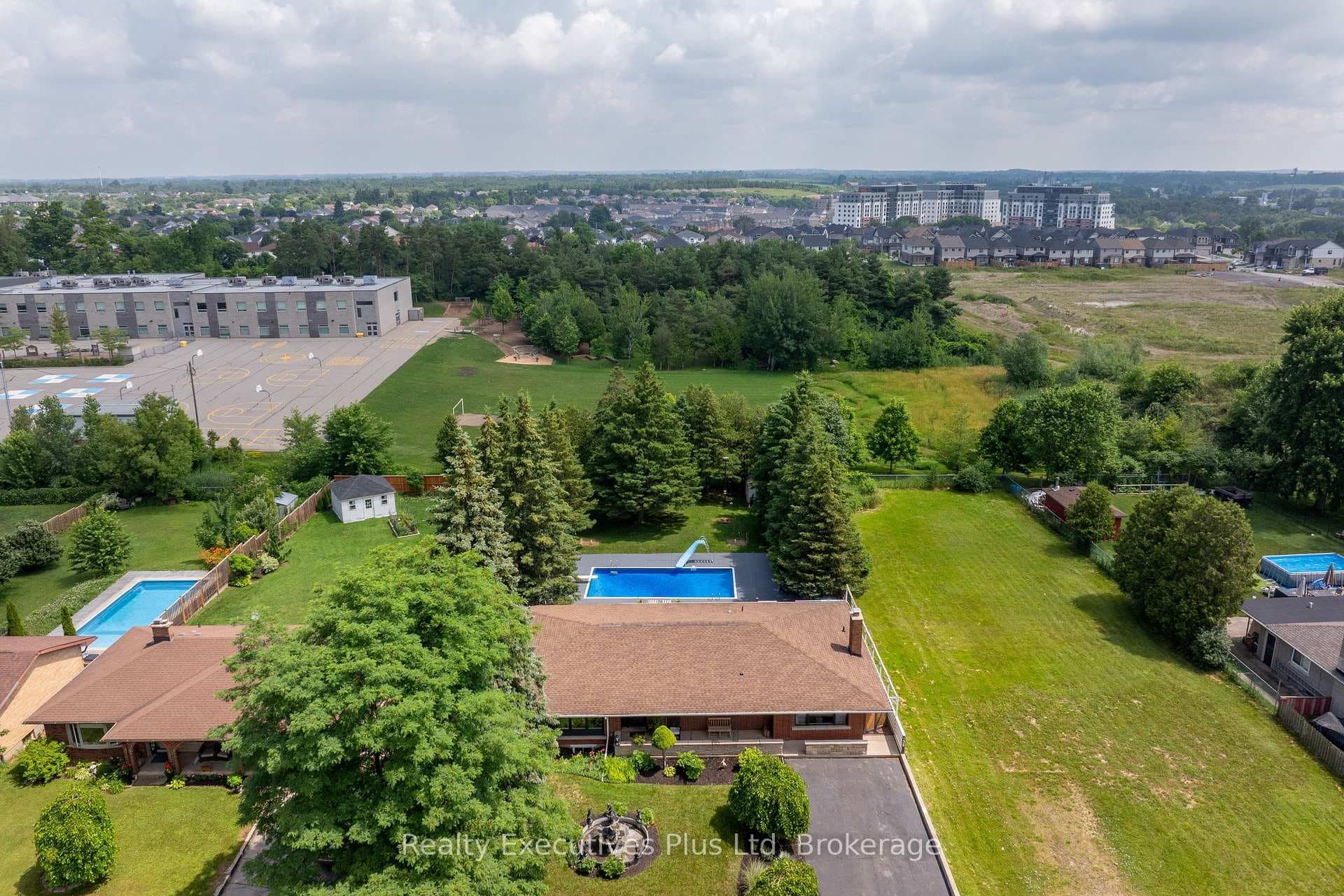 135 Cityview Drive photo 41