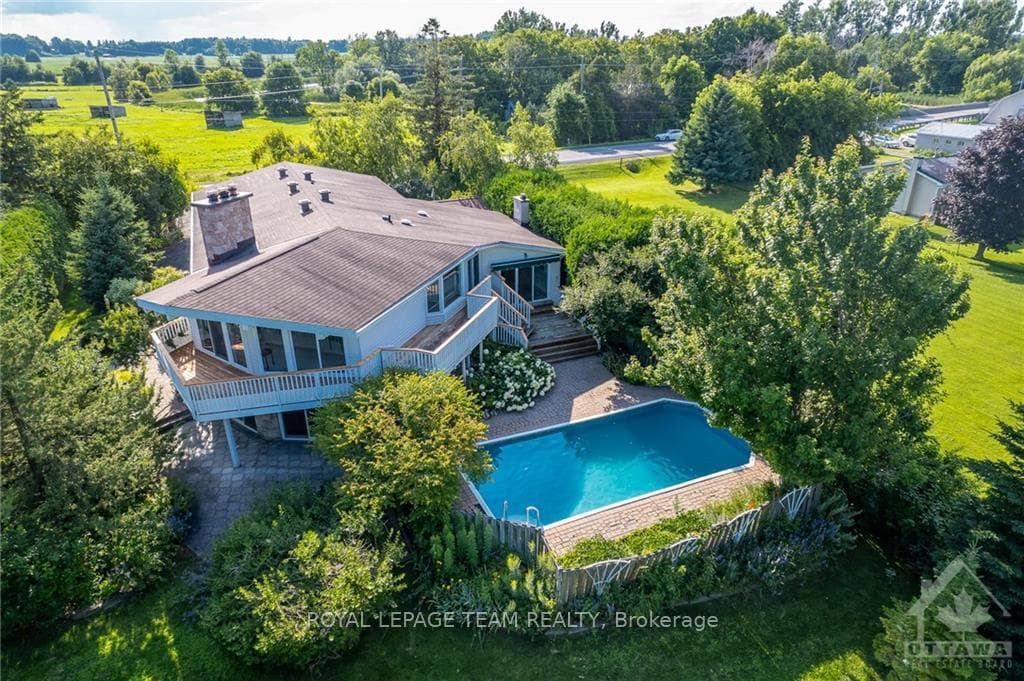 6775 RIDEAU VALLEY Drive photo 1