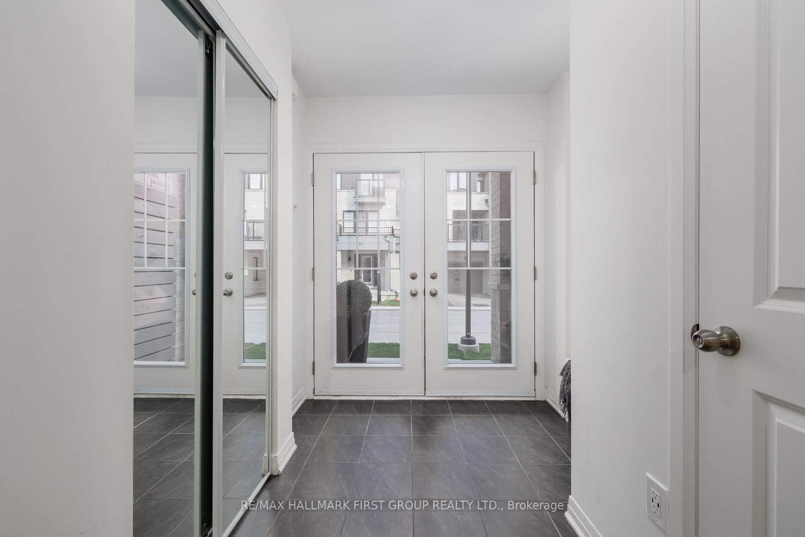 244 Lord Elgin Lane photo 6