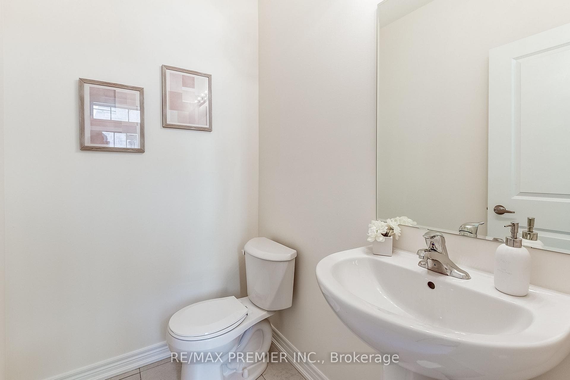 311 Coronation Road photo 16