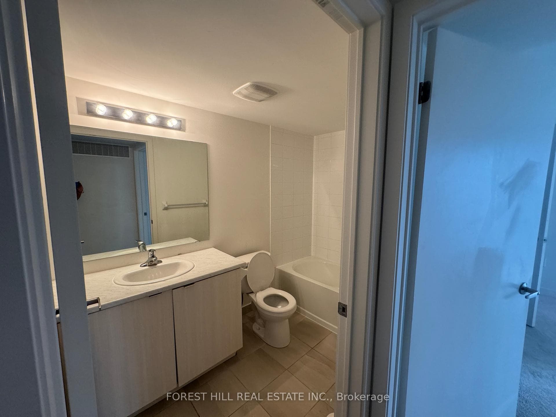4 pieces bathroom(3rd floor)