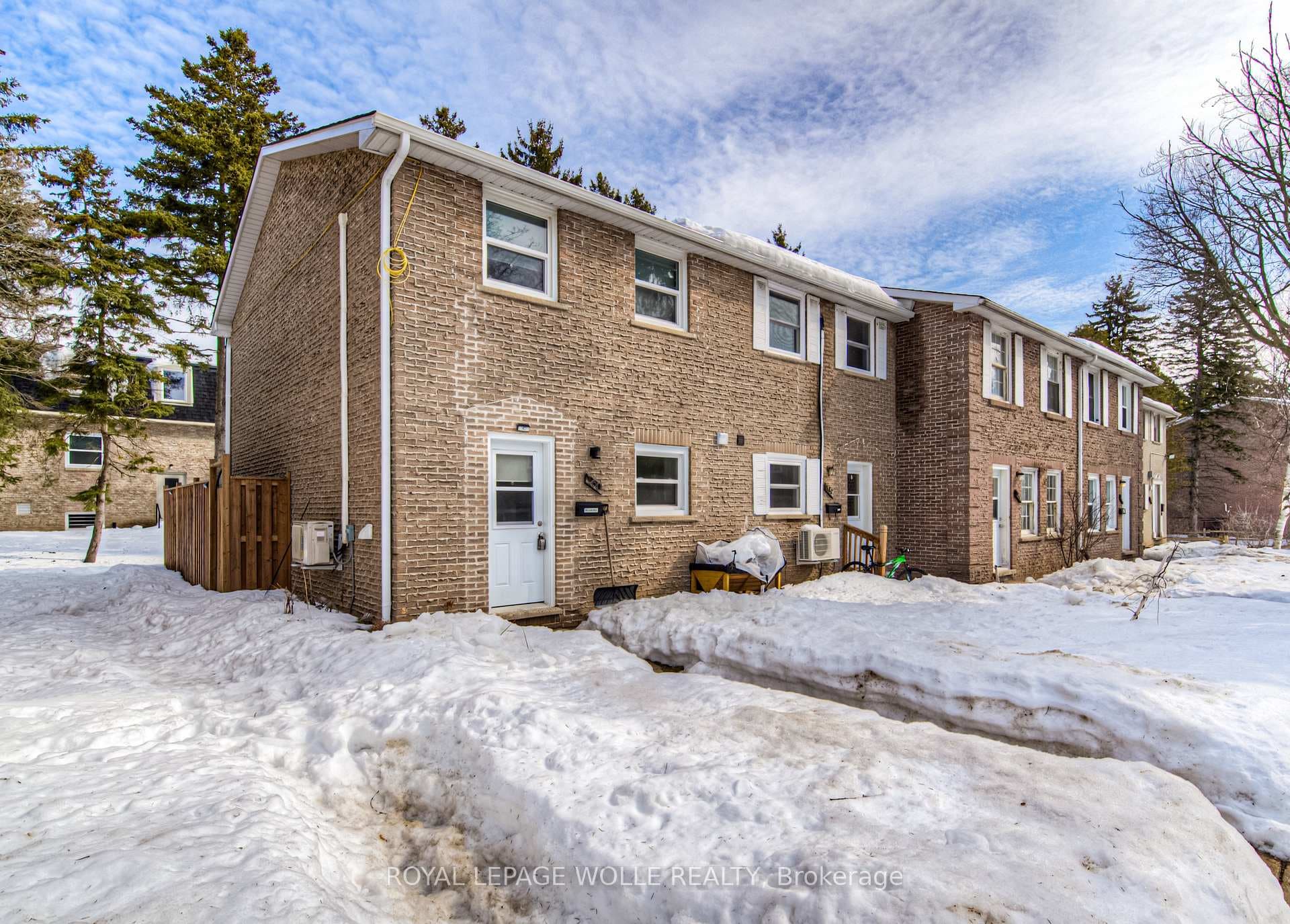 160 Westcourt Place photo 1