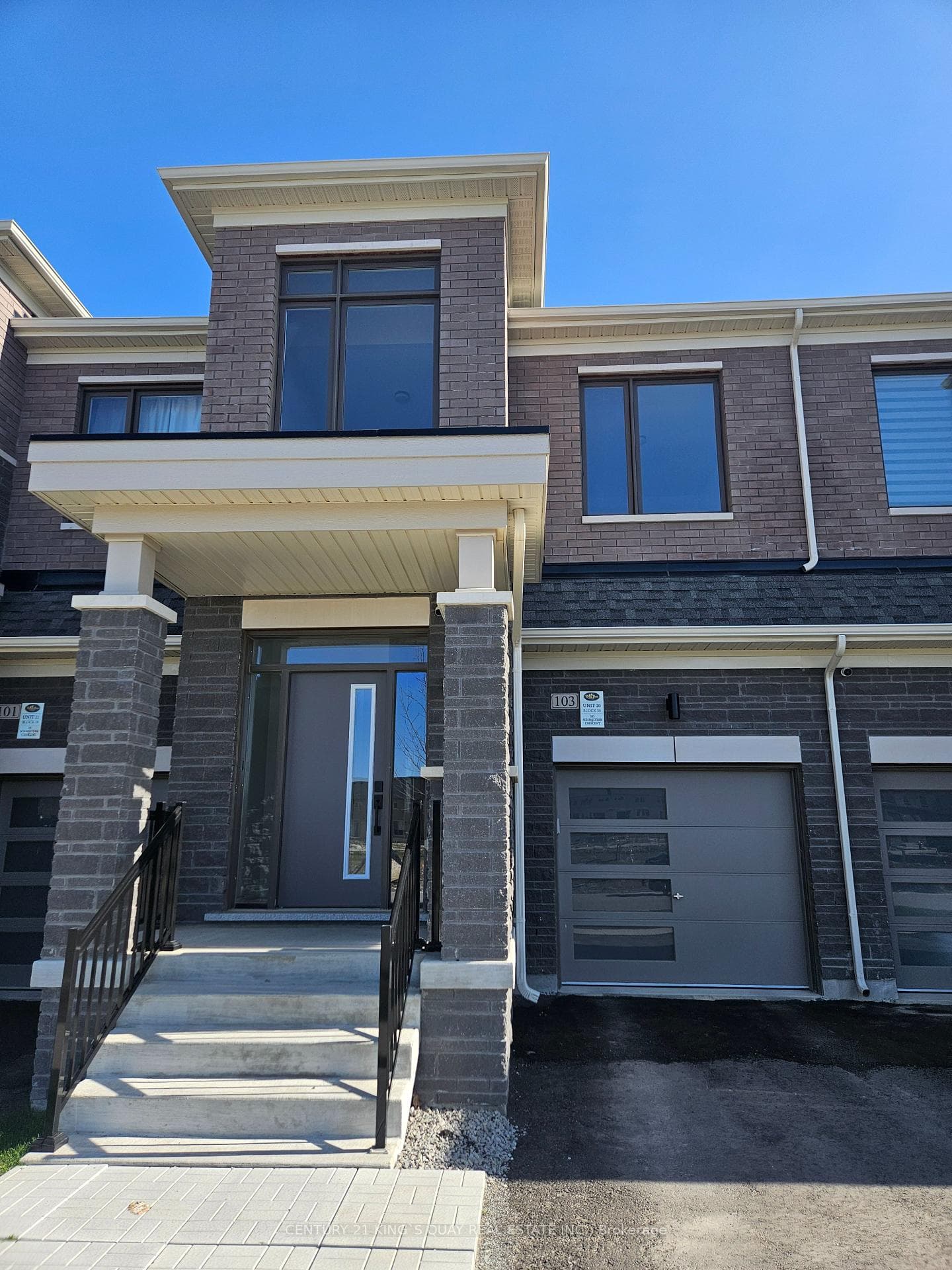 103 Schmeltzer Crescent photo 2