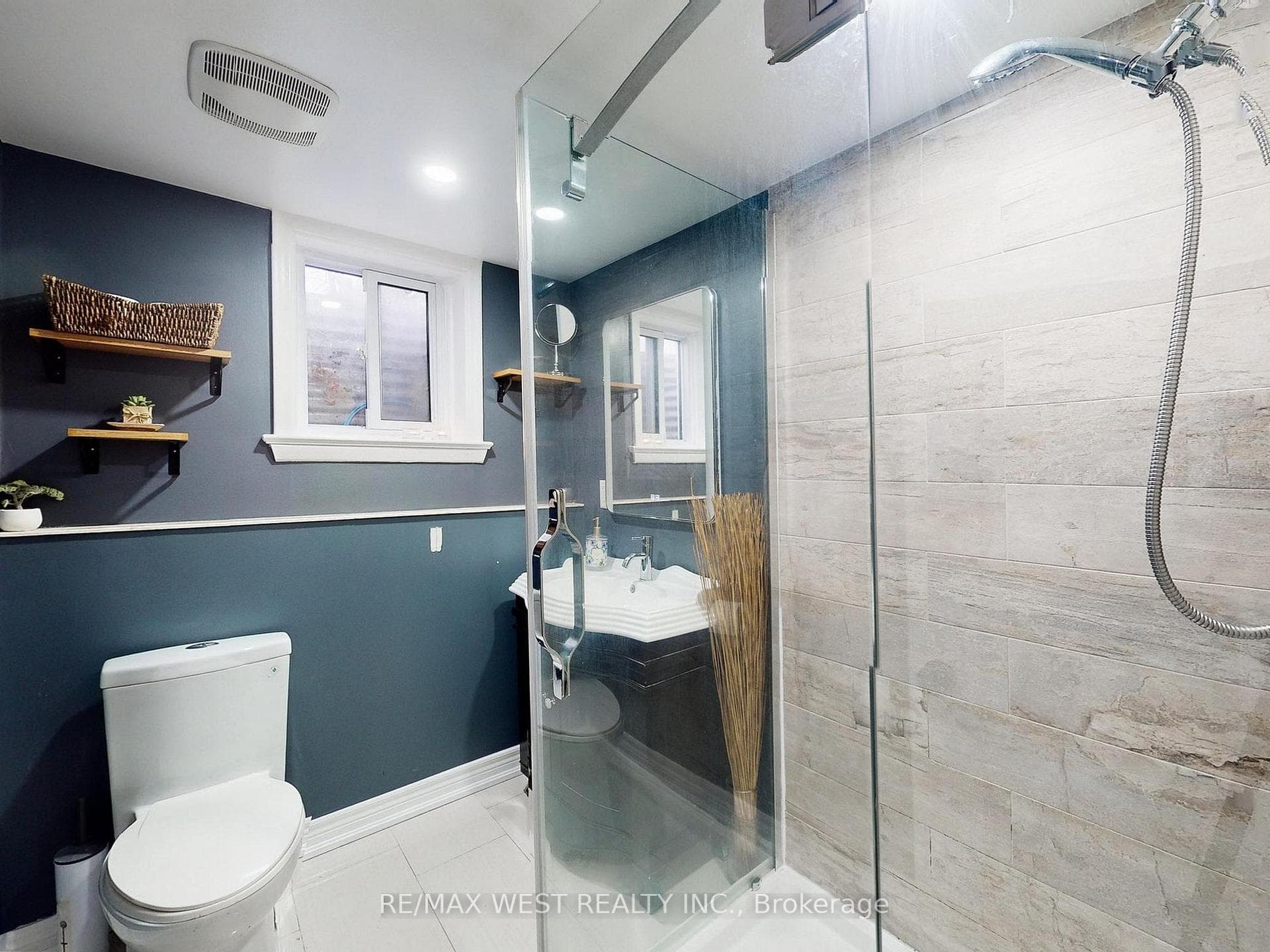 120 Hadrian Drive photo 37