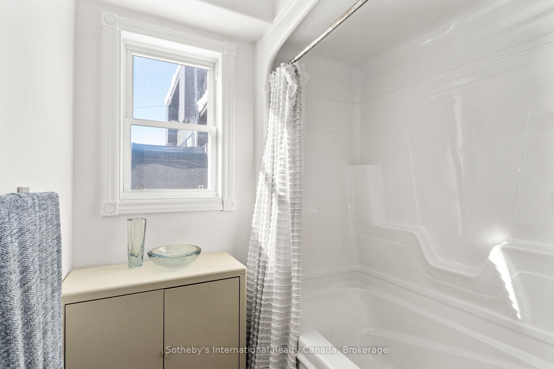 604 CHAMPLAIN Road photo 20