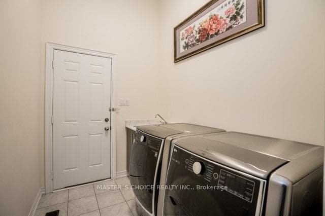 33 Leary Crescent photo 13